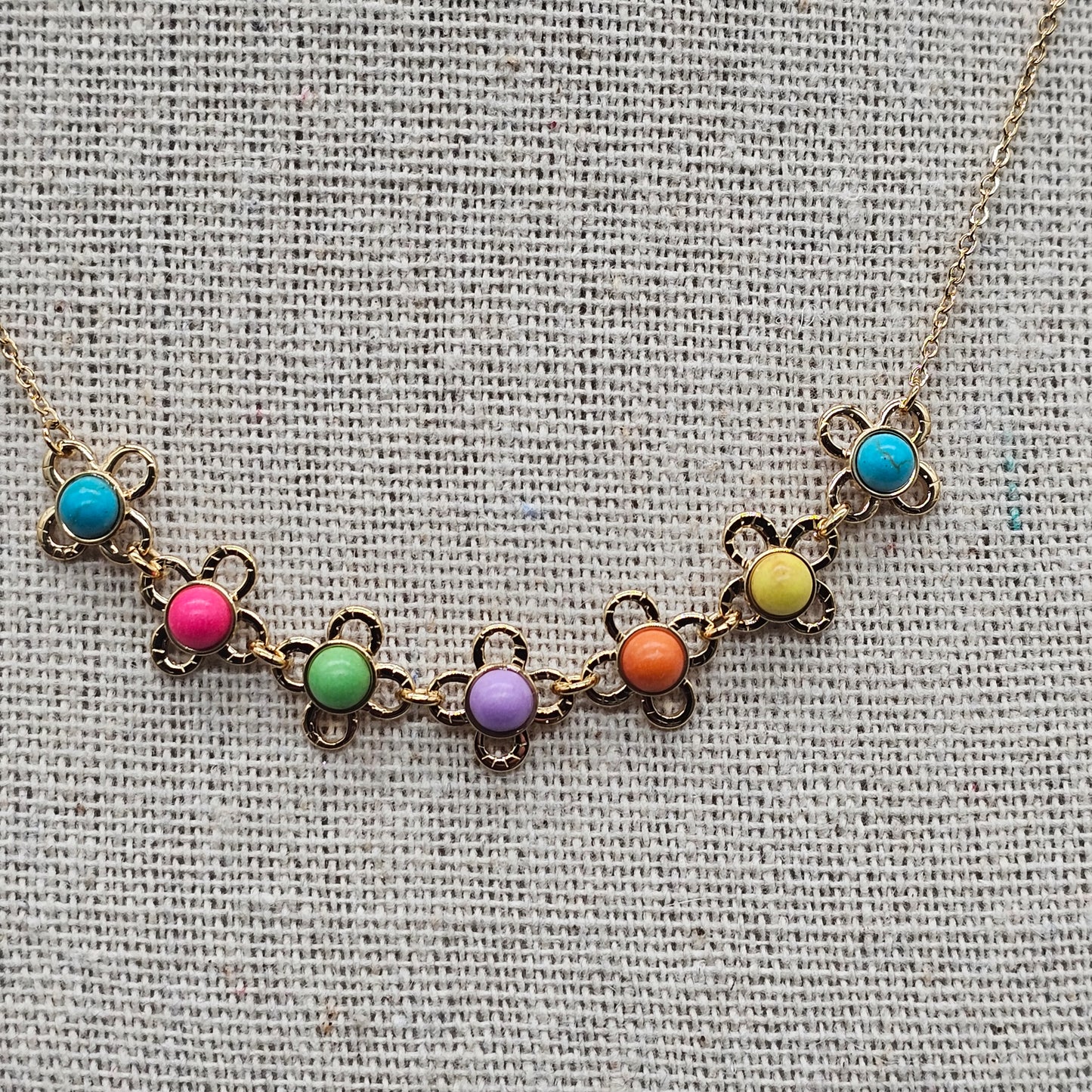 Collier doré chaîne maille forçat avec fleur "good vibes" perles multicolores au centre