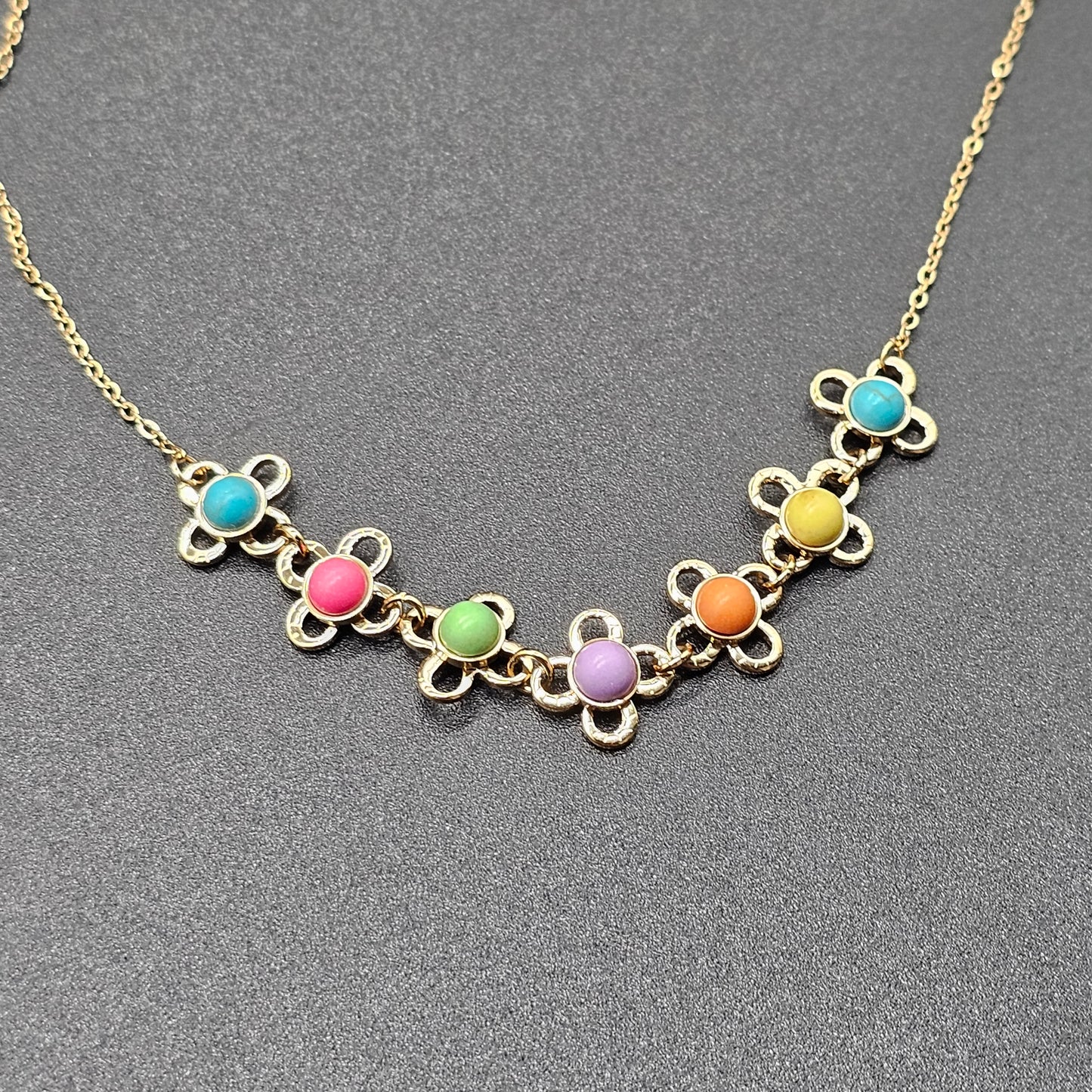 Collier doré chaîne maille forçat avec fleur "good vibes" perles multicolores au centre