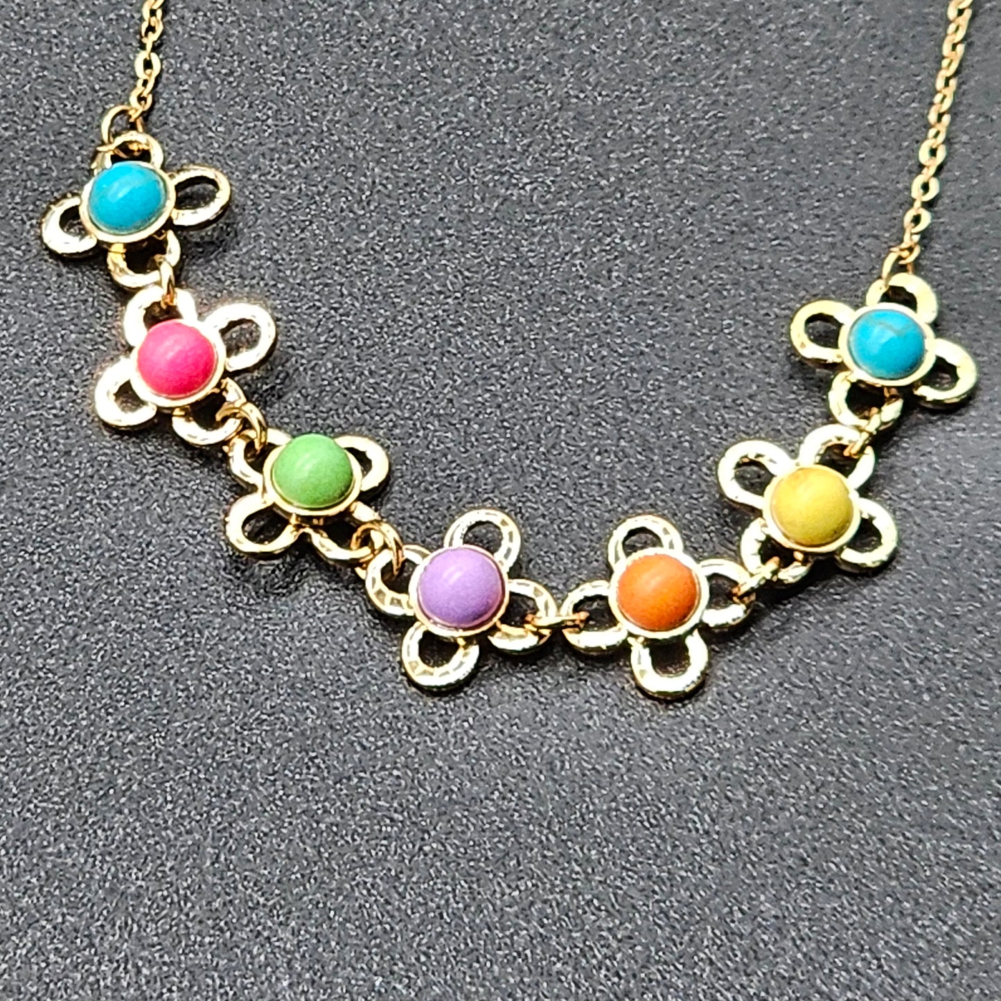 Collier doré chaîne maille forçat avec fleur "good vibes" perles multicolores au centre
