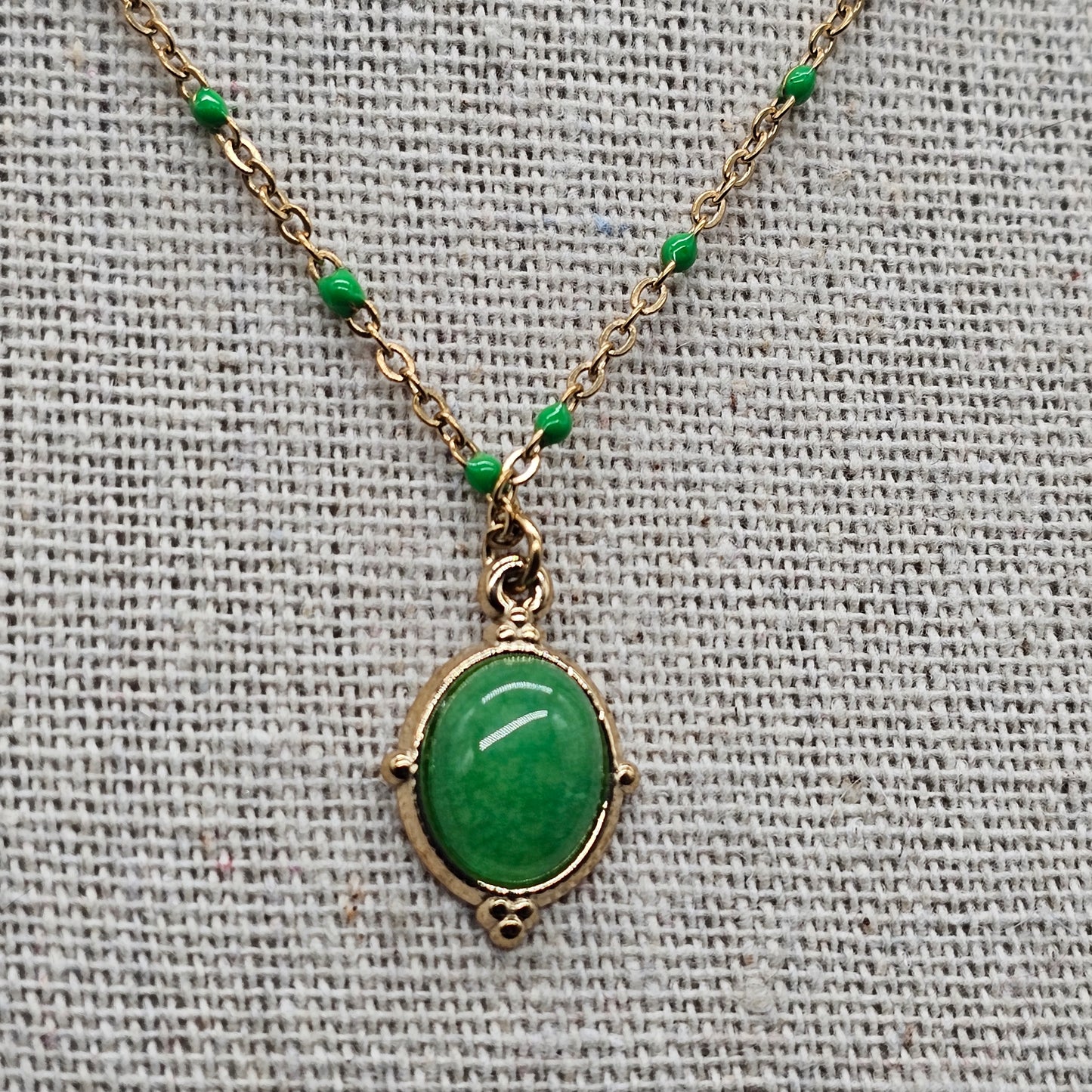 Collier doré en acier inoxydable – Chaîne fine pierres vertes – Médaillon vert amande