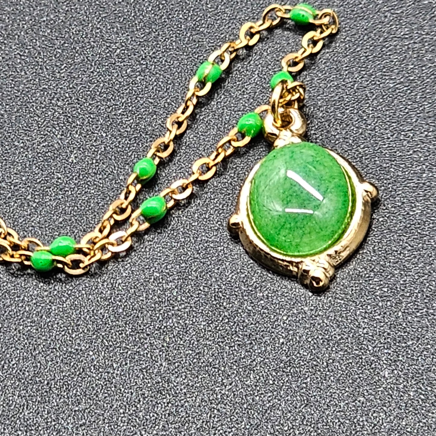 Collier doré en acier inoxydable – Chaîne fine pierres vertes – Médaillon vert amande