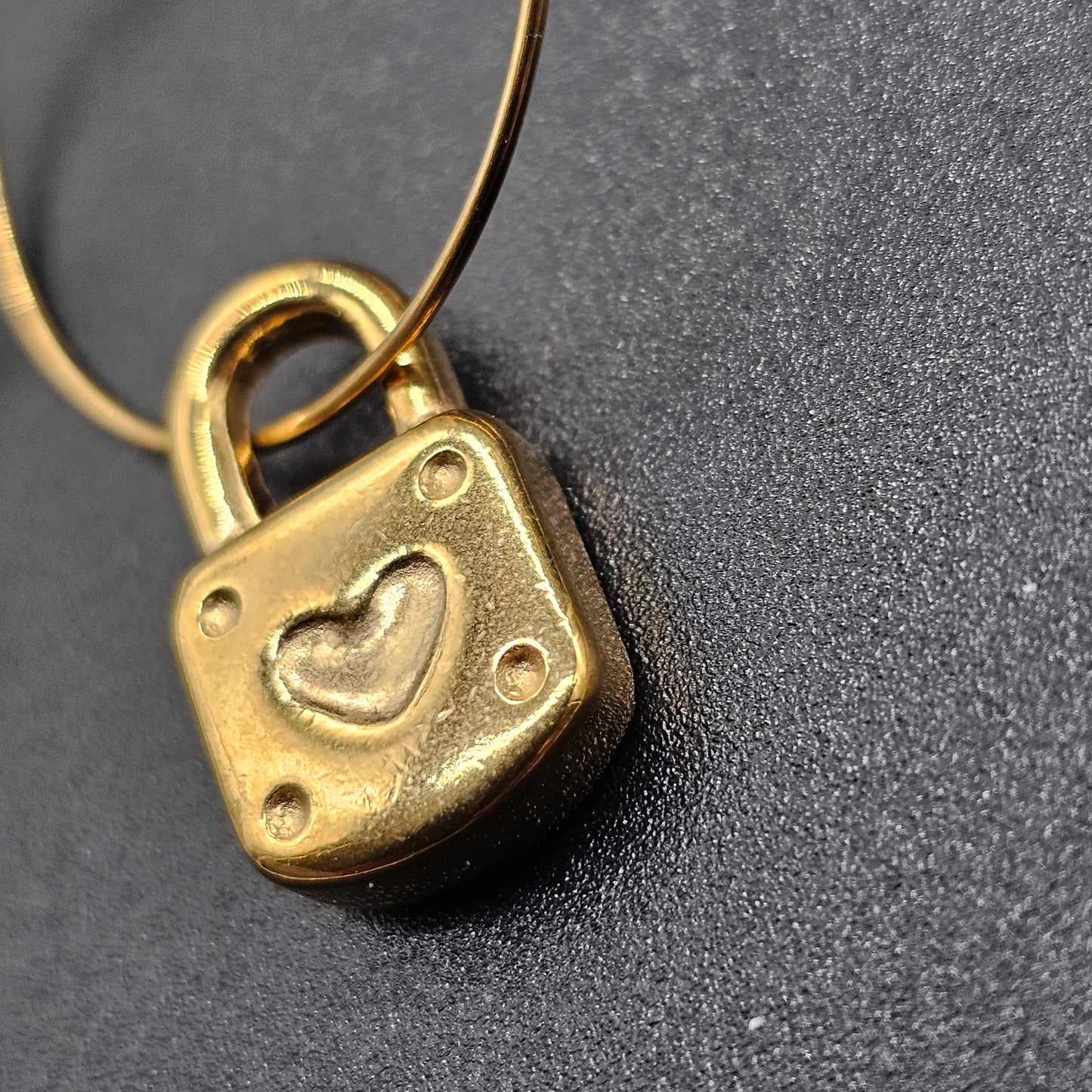 Créoles dorées acier inoxydable – pampille cadenas cœur