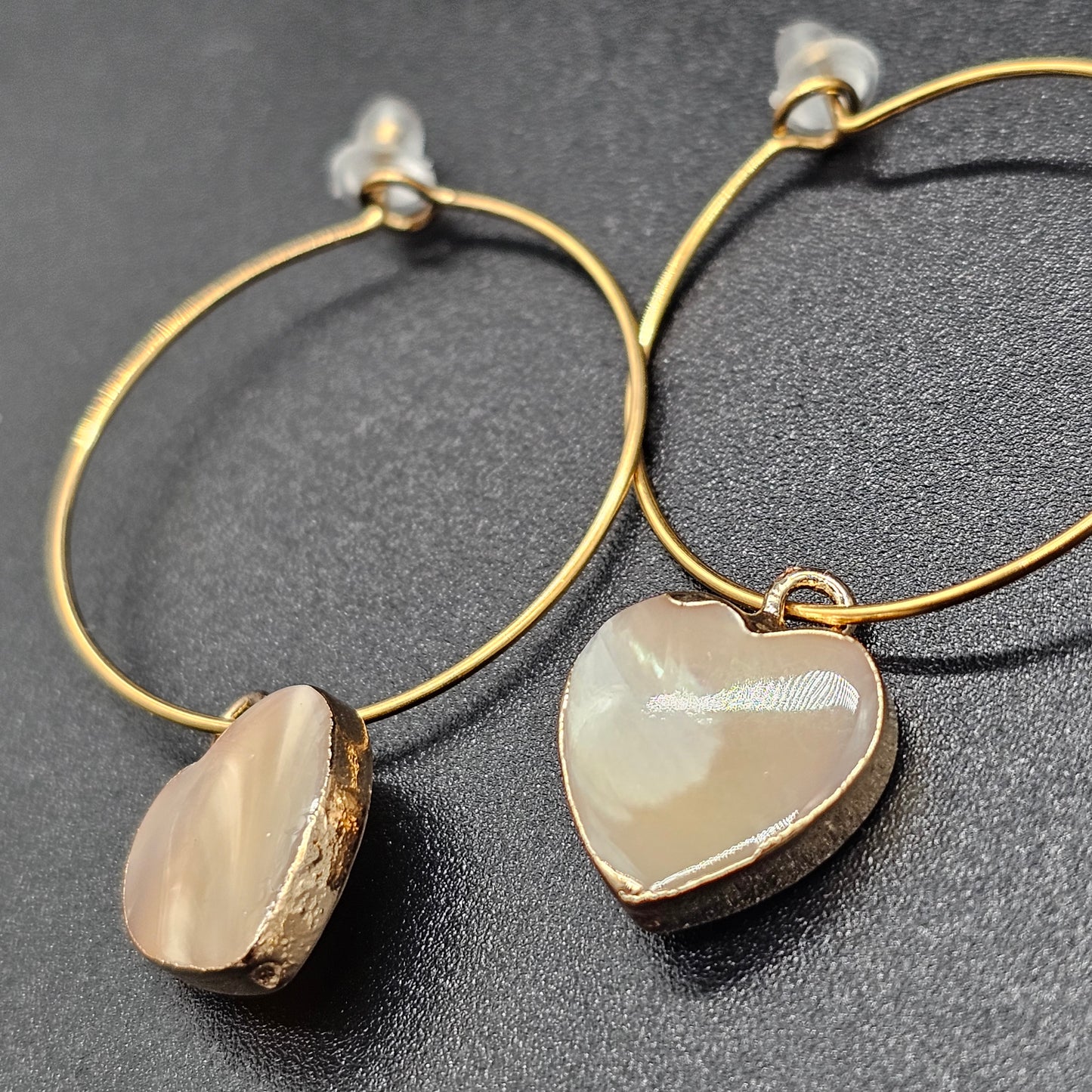 Boucles oreilles créoles dorées avec pampille coeur nacré acier inoxydable hypoallergenique.