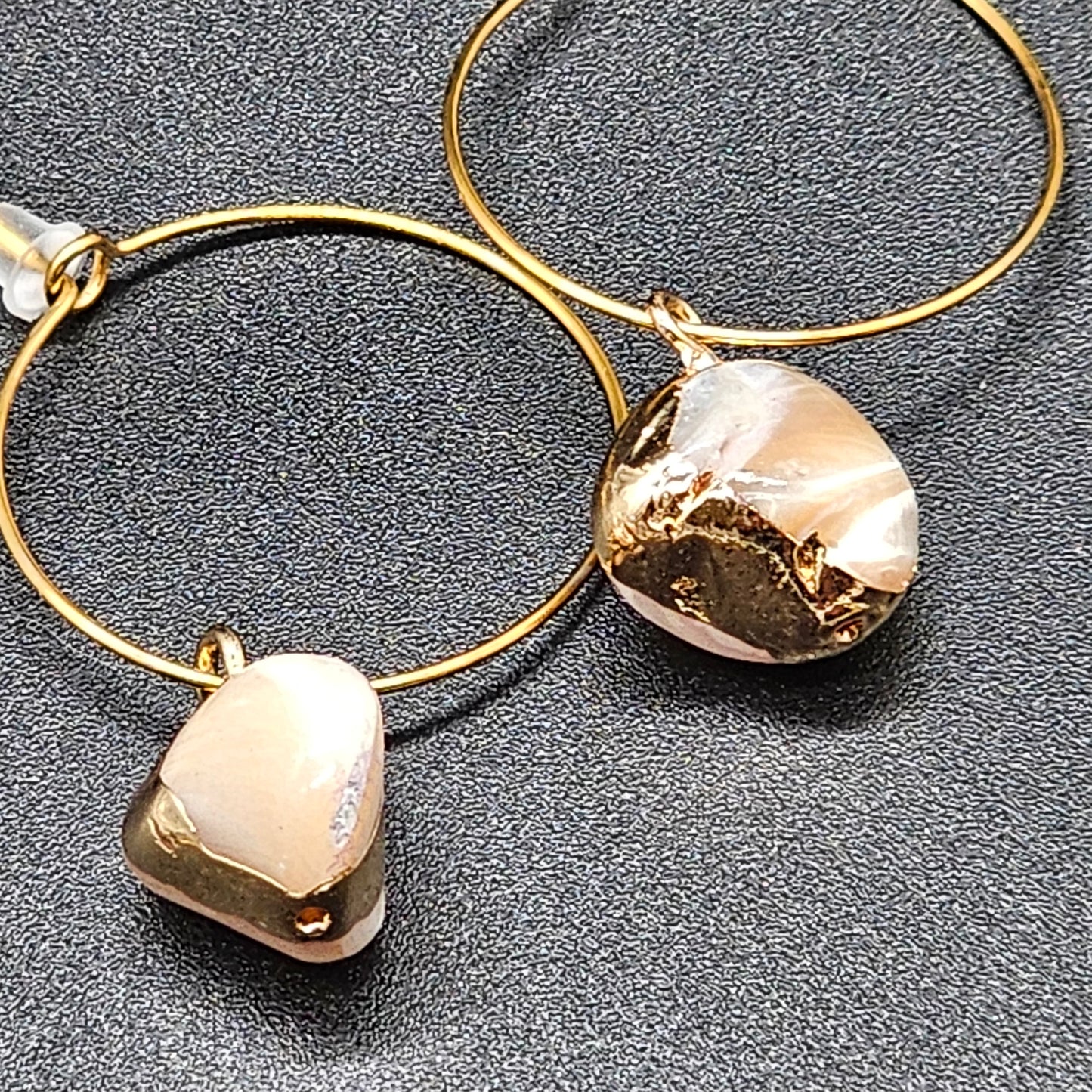 Boucles d’oreilles créoles dorées – acier inoxydable & pierre naturelle chic