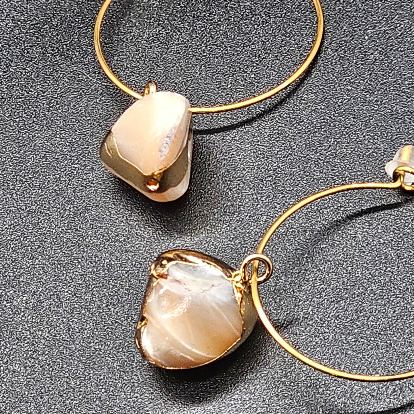 Boucles d’oreilles créoles dorées – acier inoxydable & pierre naturelle chic