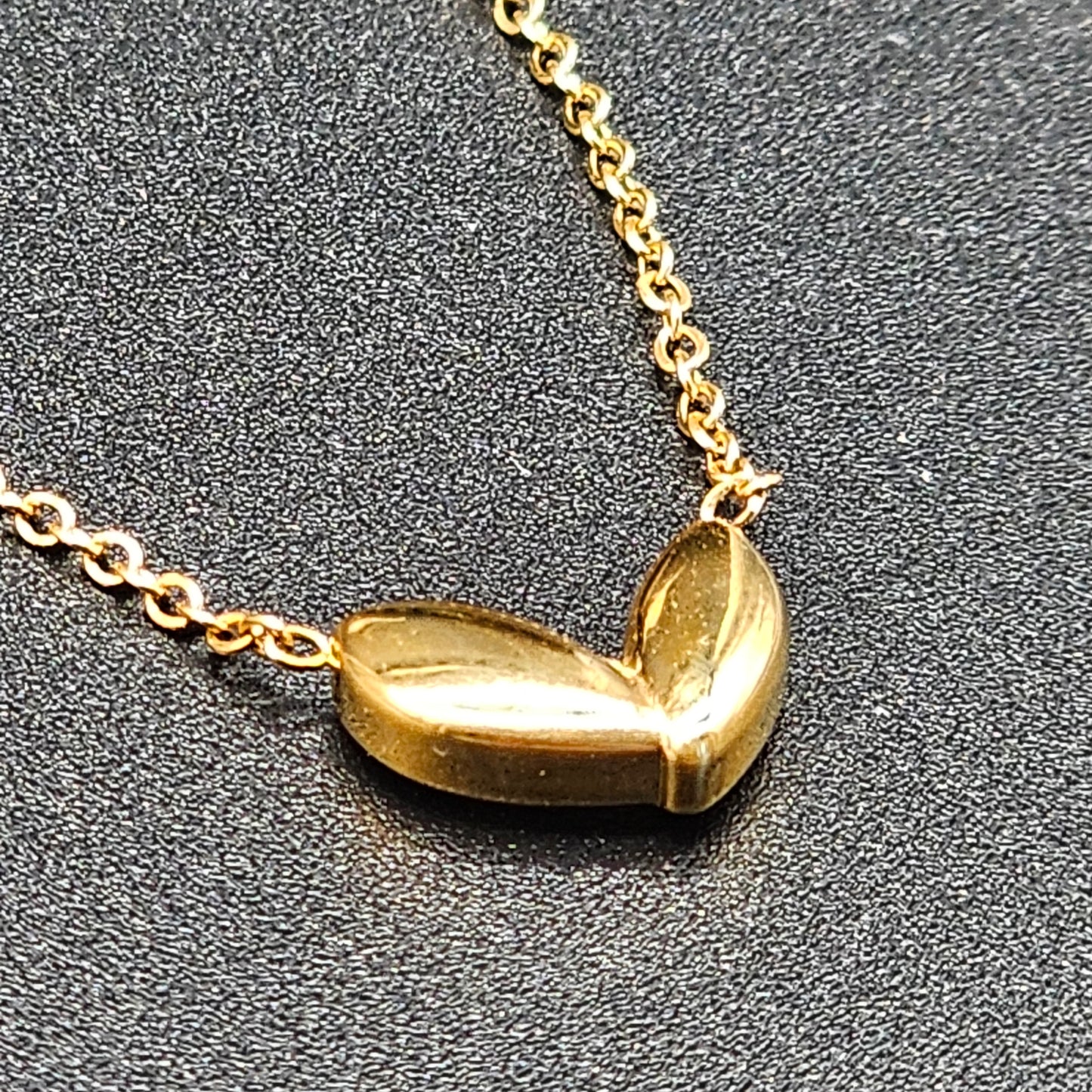 Collier doré cœur pétale – Chaîne maille forçat, acier inoxydable hypoallergénique