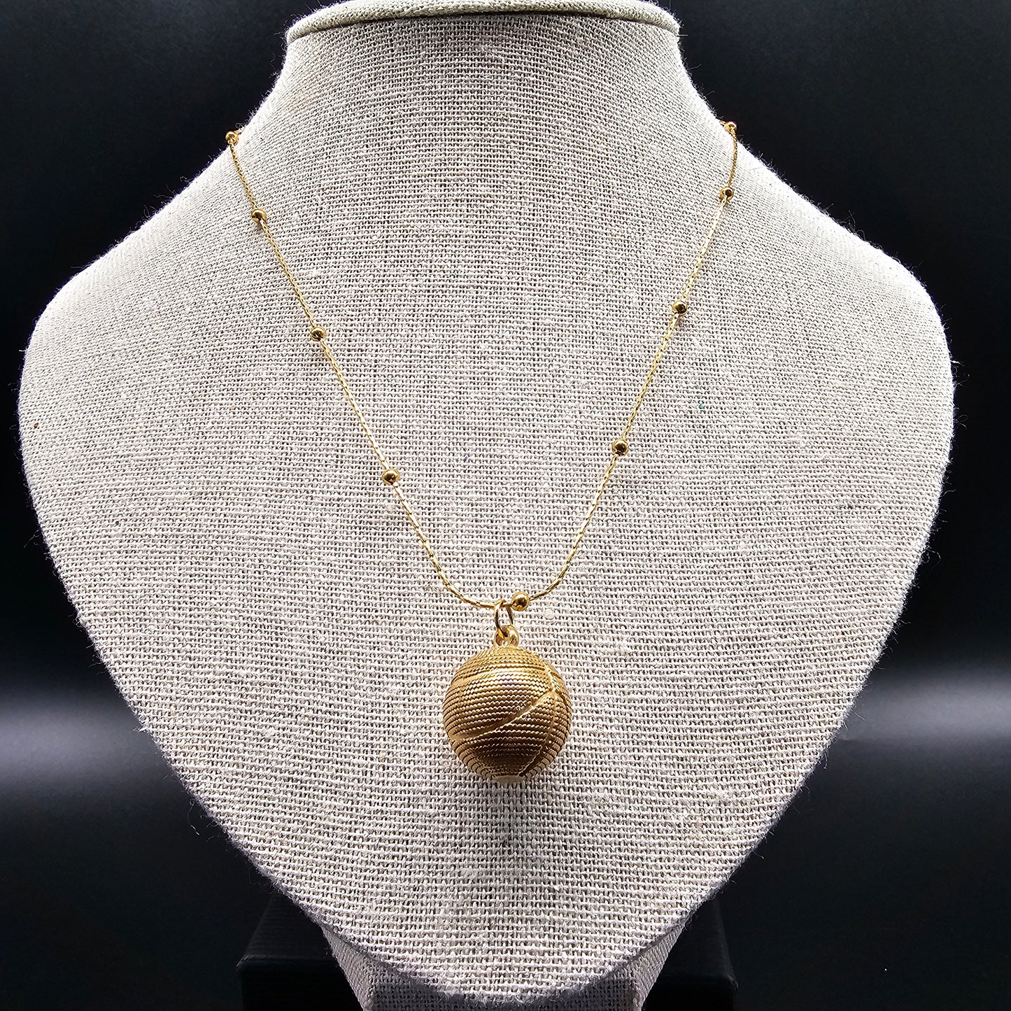 Collier doré acier inoxydable -Pendentif balle de basket ciselée, chaine fine maille forçat