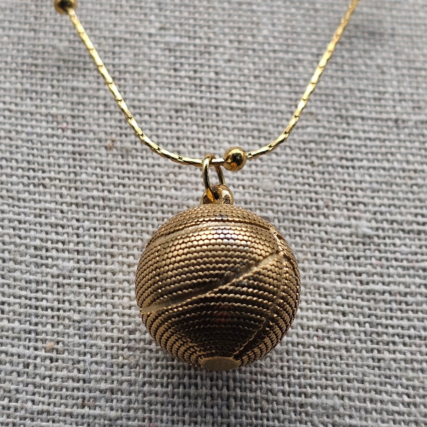 Collier doré acier inoxydable -Pendentif balle de basket ciselée, chaine fine maille forçat