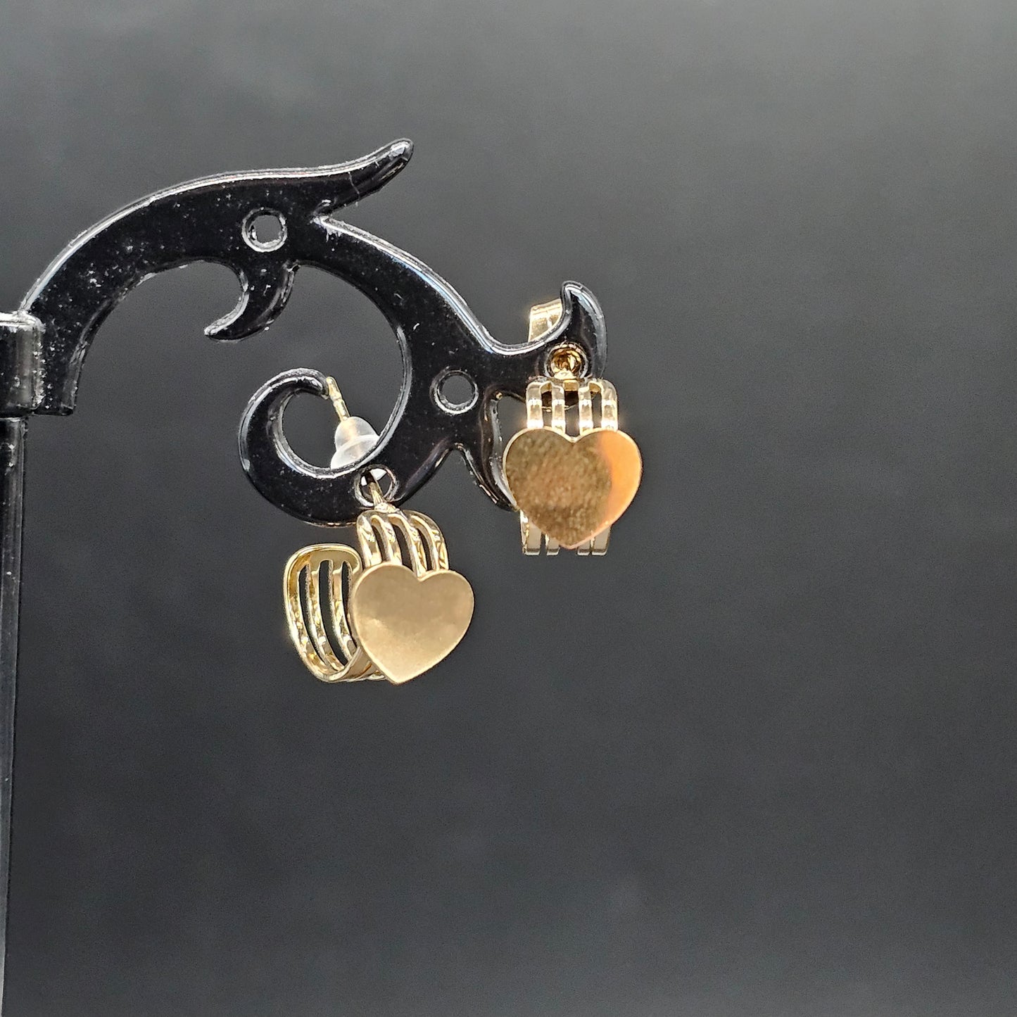 Boucles d'oreilles demi créoles coeur minimaliste - Acier inoxydable doré ou argenté.