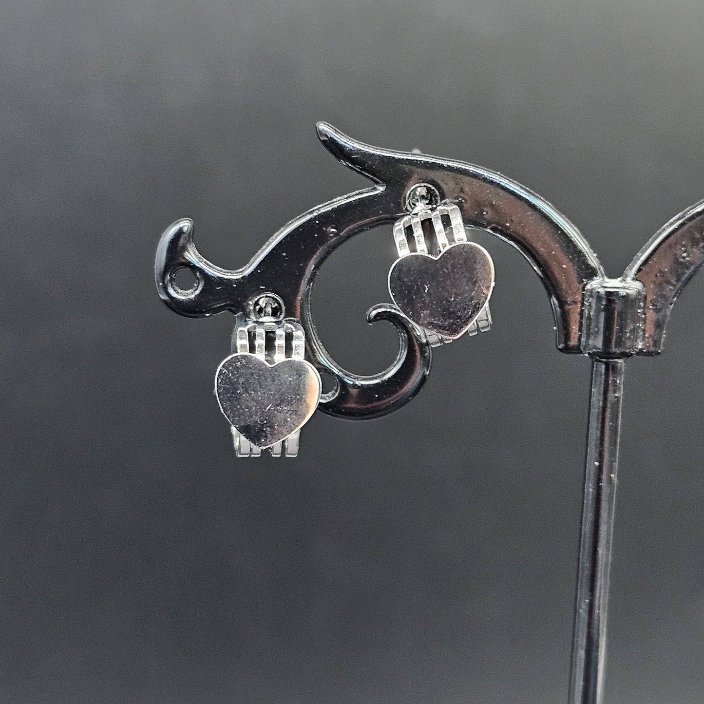 Boucles d'oreilles demi créoles coeur minimaliste - Acier inoxydable doré ou argenté.