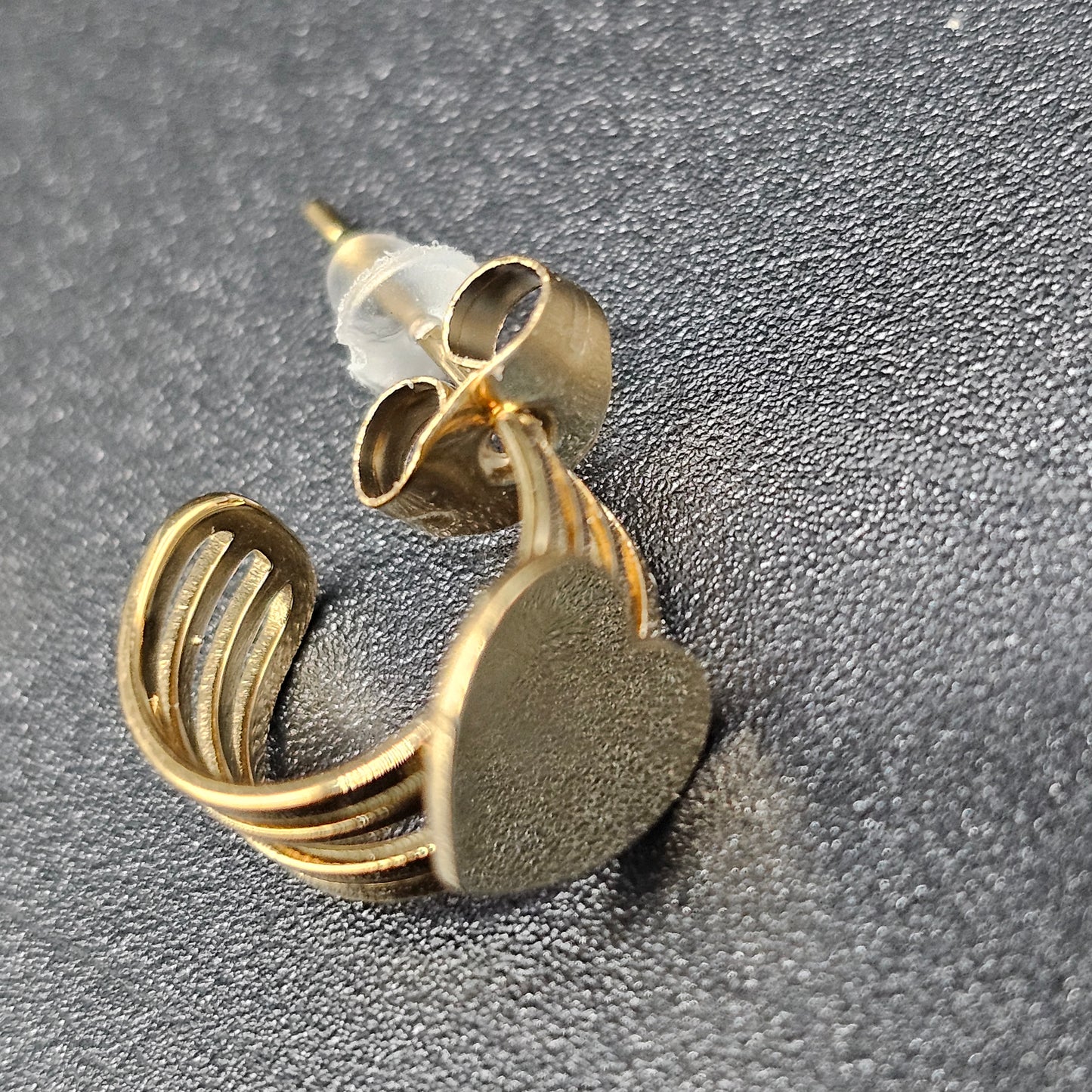 Boucles d'oreilles demi créoles coeur minimaliste - Acier inoxydable doré ou argenté.