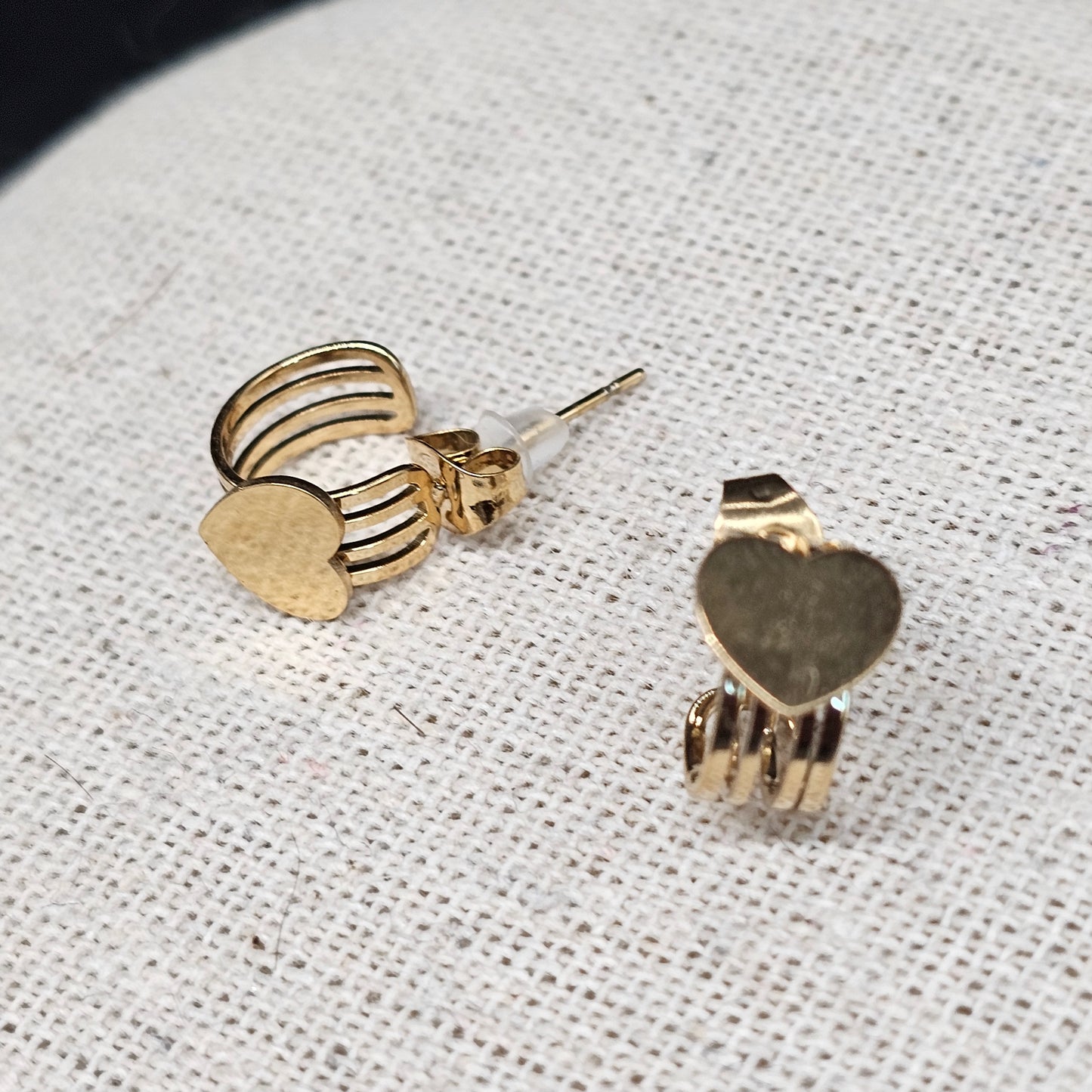 Boucles d'oreilles demi créoles coeur minimaliste - Acier inoxydable doré ou argenté.