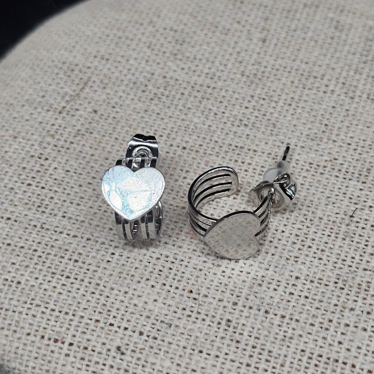 Boucles d'oreilles demi créoles coeur minimaliste - Acier inoxydable doré ou argenté.