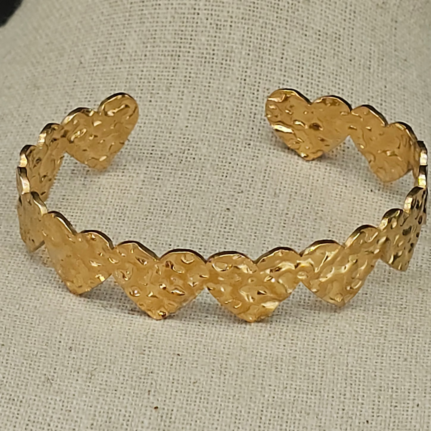 Bracelet-manchette-coeur-marteles-dore_acier-inoxydable-bjouxnice-2-jpg