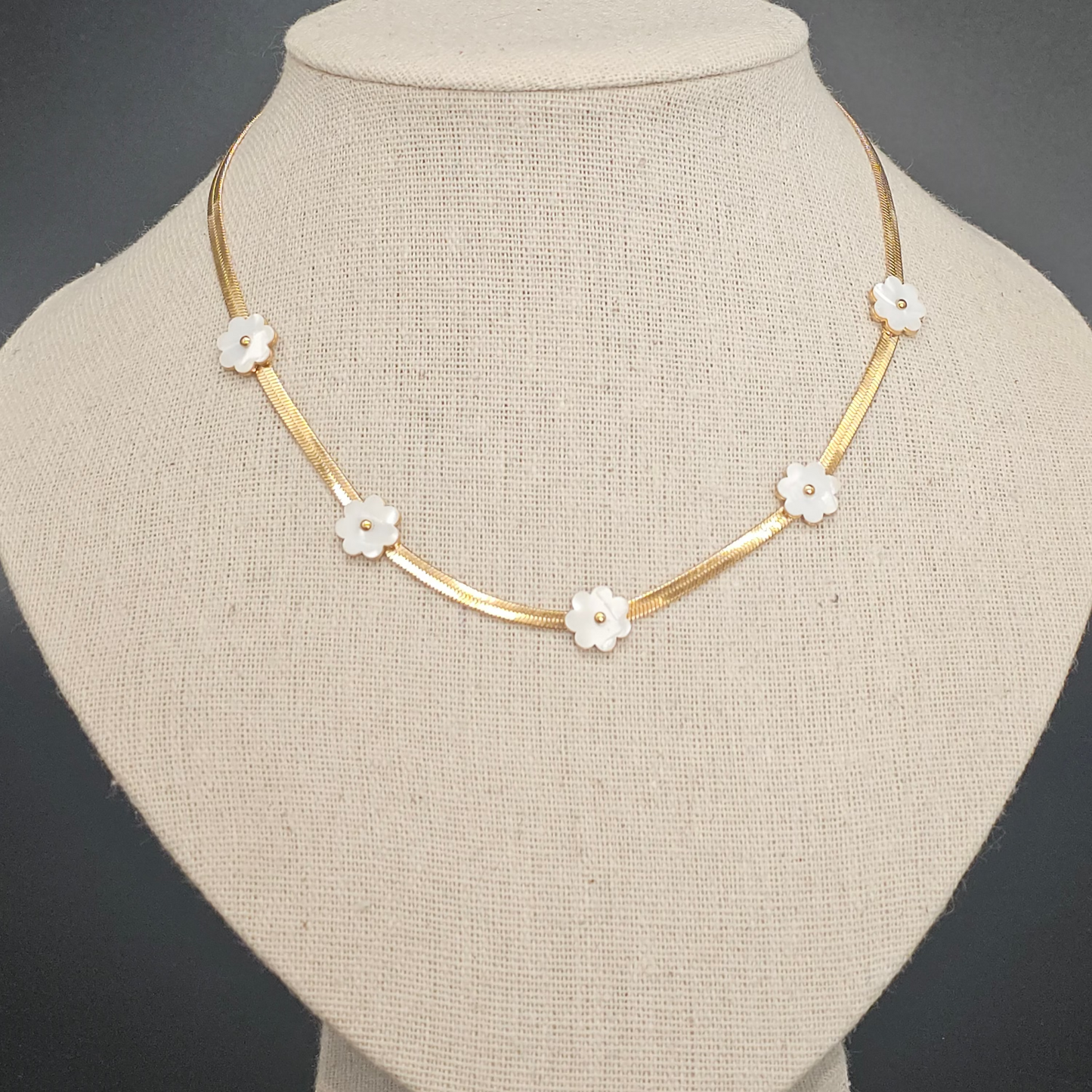 Collier doré fleurs nacrées – acier inoxydable