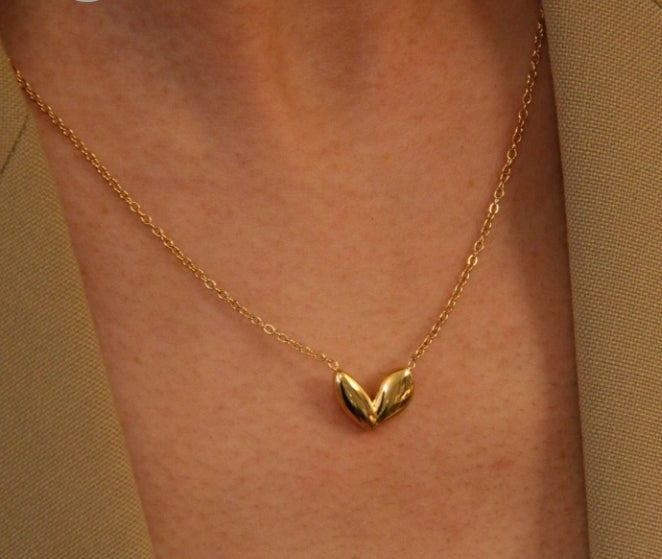 Collier doré cœur pétale – Chaîne maille forçat, acier inoxydable hypoallergénique
