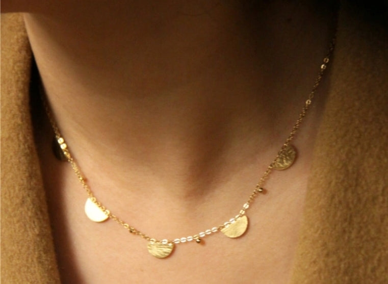 Collier doré “Akaki” – Chaîne fine maille forçat et pampilles acier inoxydable