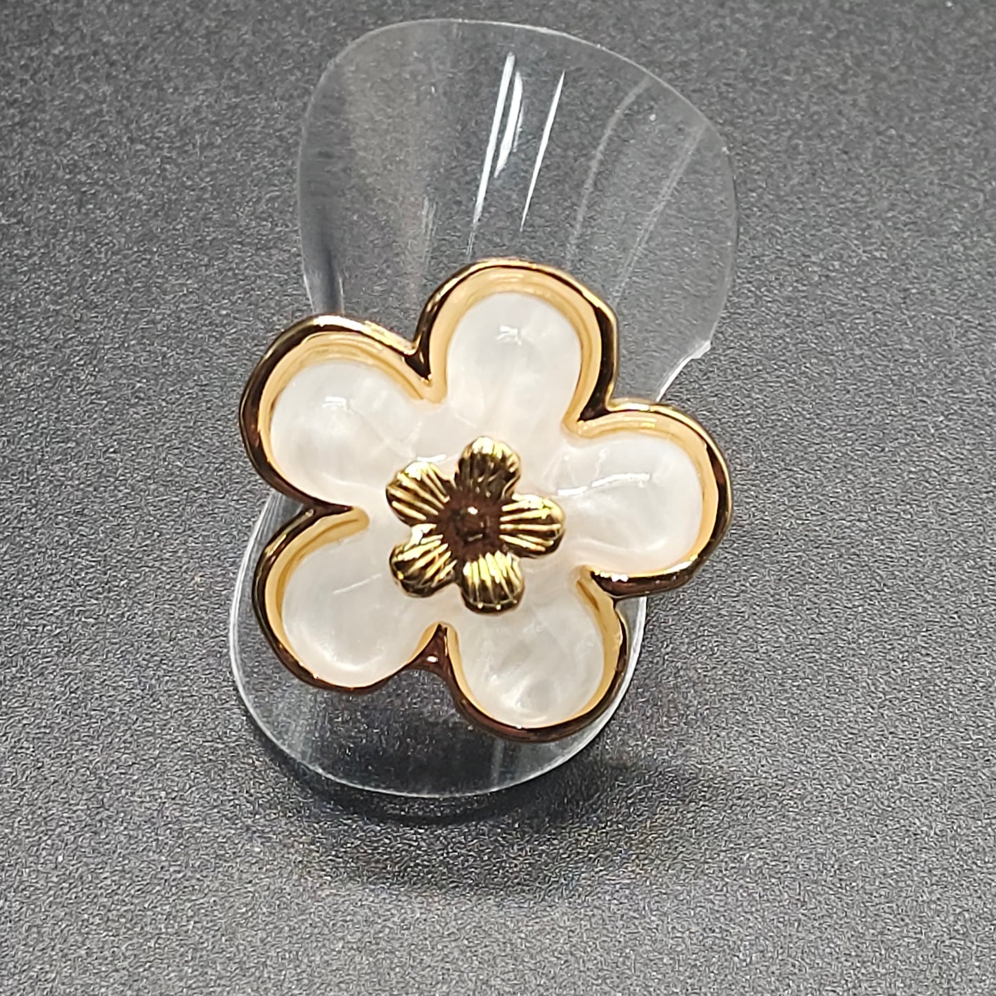 Bague ajustable dorée en forme de fleur nacrée, reflet irisé, acier inoxydable