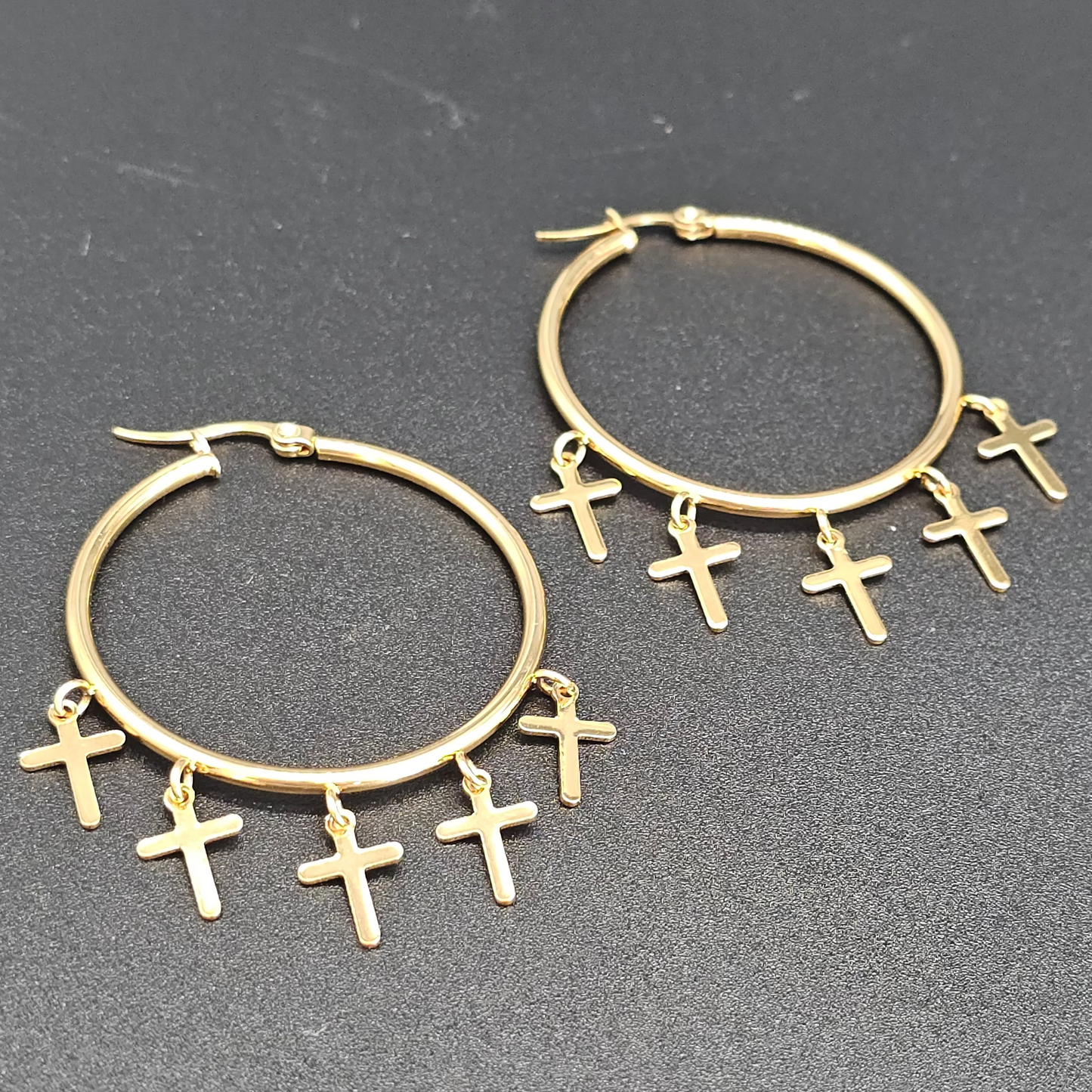 Boucles d’oreilles créoles croix dorées – acier inoxydable