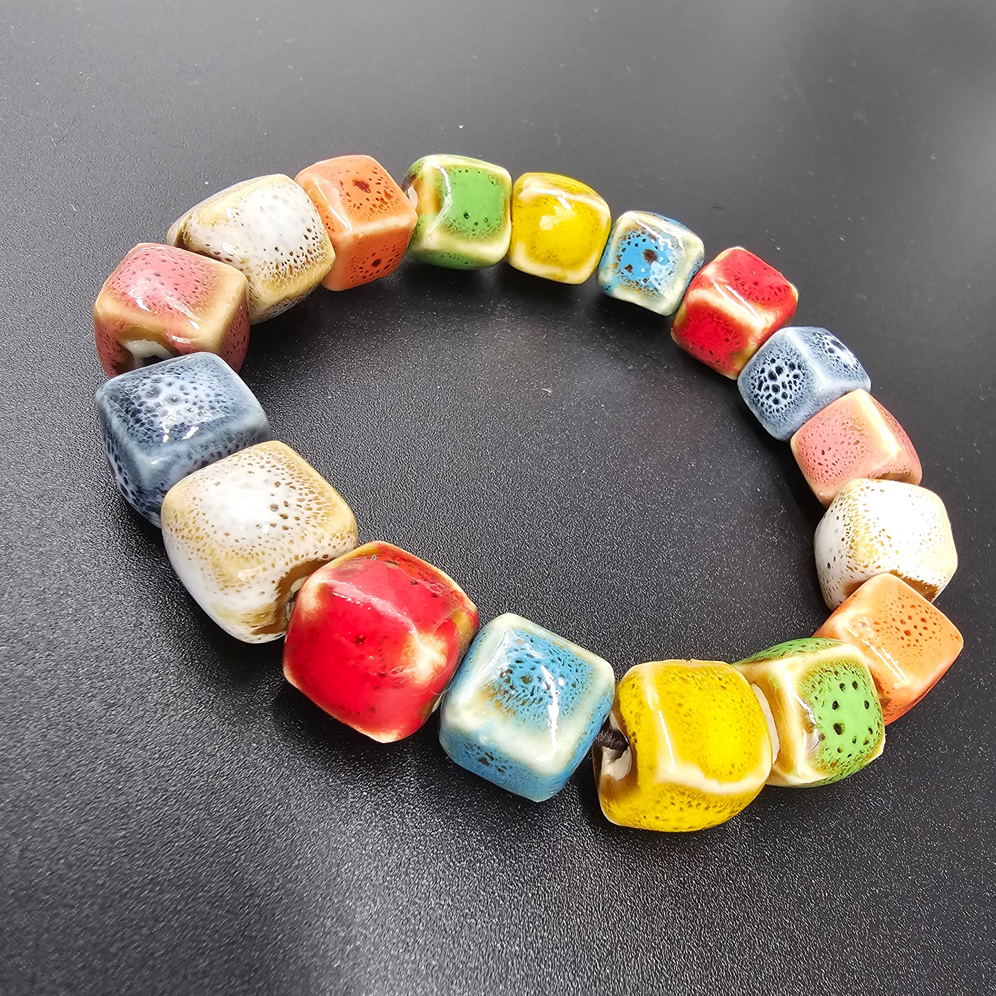 Bracelet élastique perles carrées céramique 6 mm – plusieurs couleurs