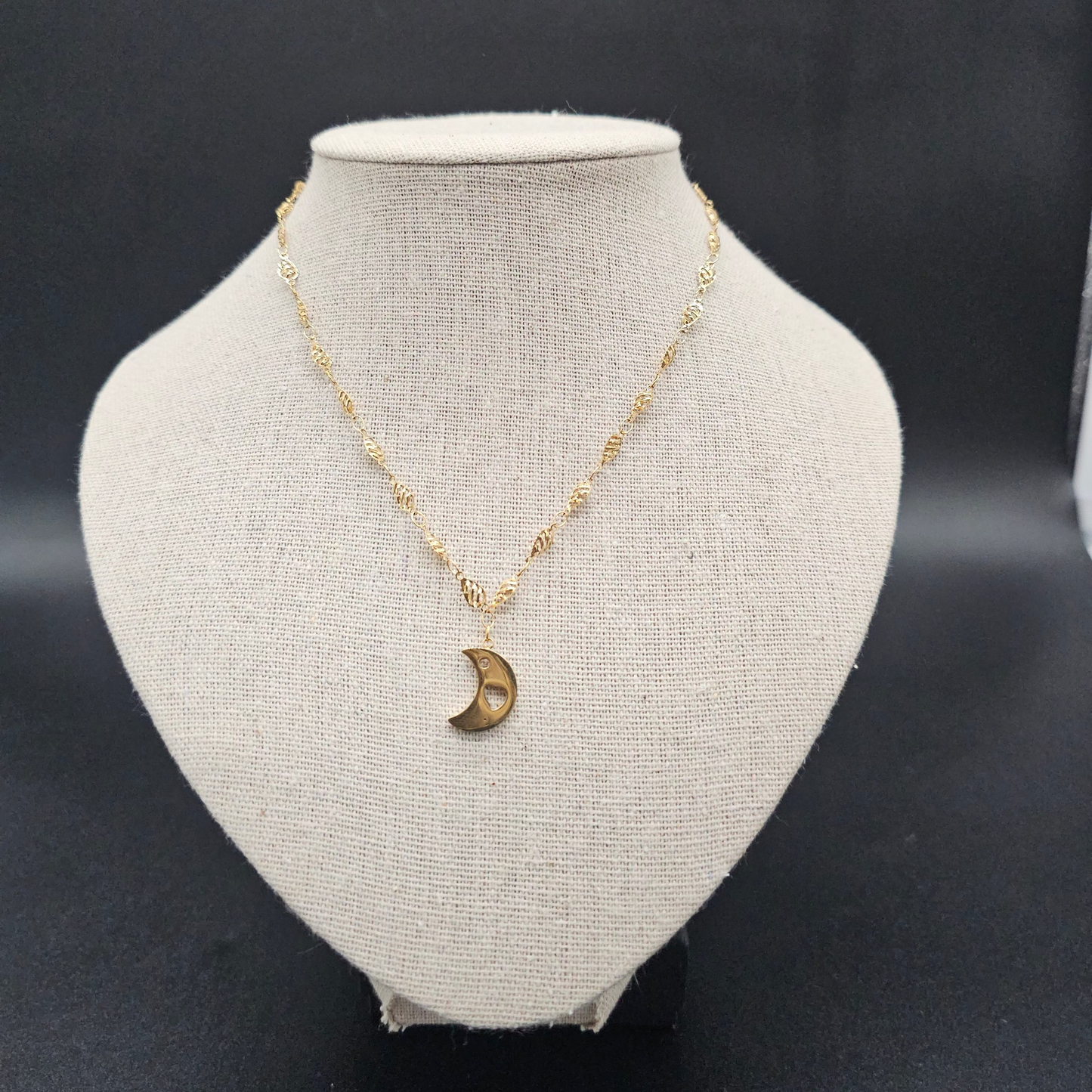 Pendentif lune ajouré en forme de cœur
