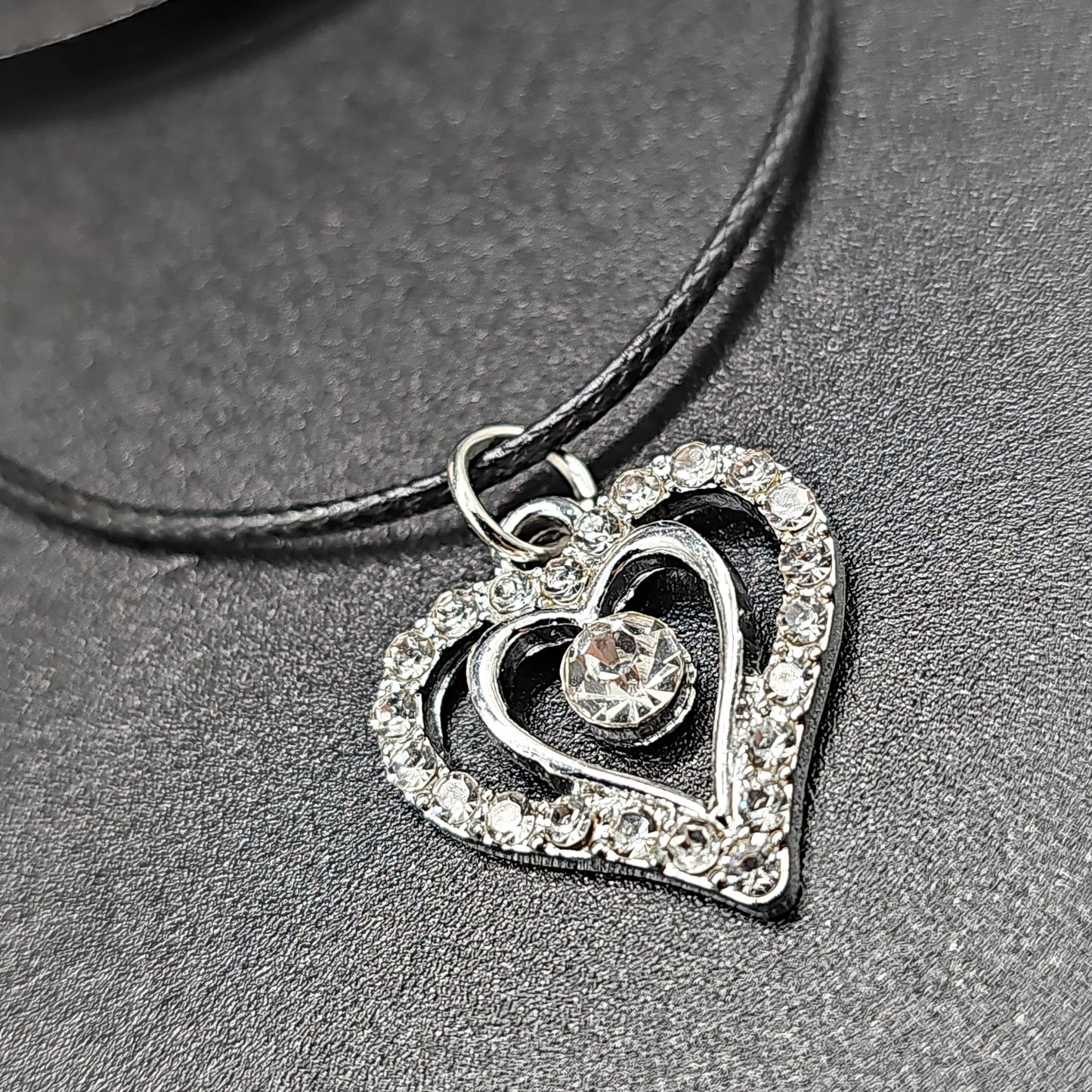 Black faux leather choker necklace with rhinestone double heart – romantic and chic style