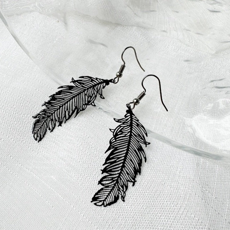 Boucles pendantes plume – acier doré, argenté ou noir hypoallergénique