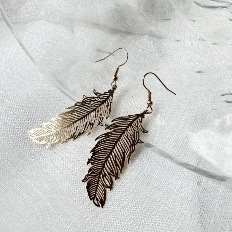 Boucles pendantes plume – acier doré, argenté ou noir hypoallergénique