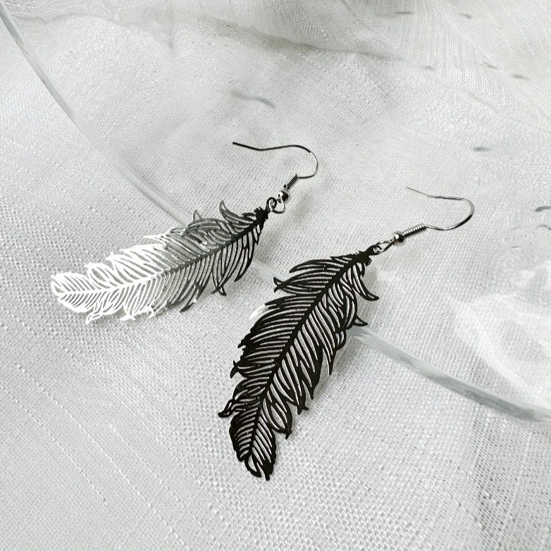 Boucles pendantes plume – acier doré, argenté ou noir hypoallergénique