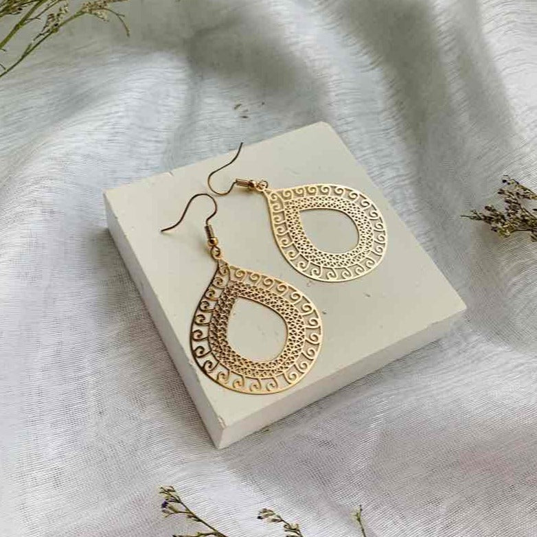 Boucles goutte ajourée motif oriental – acier doré ou argenté