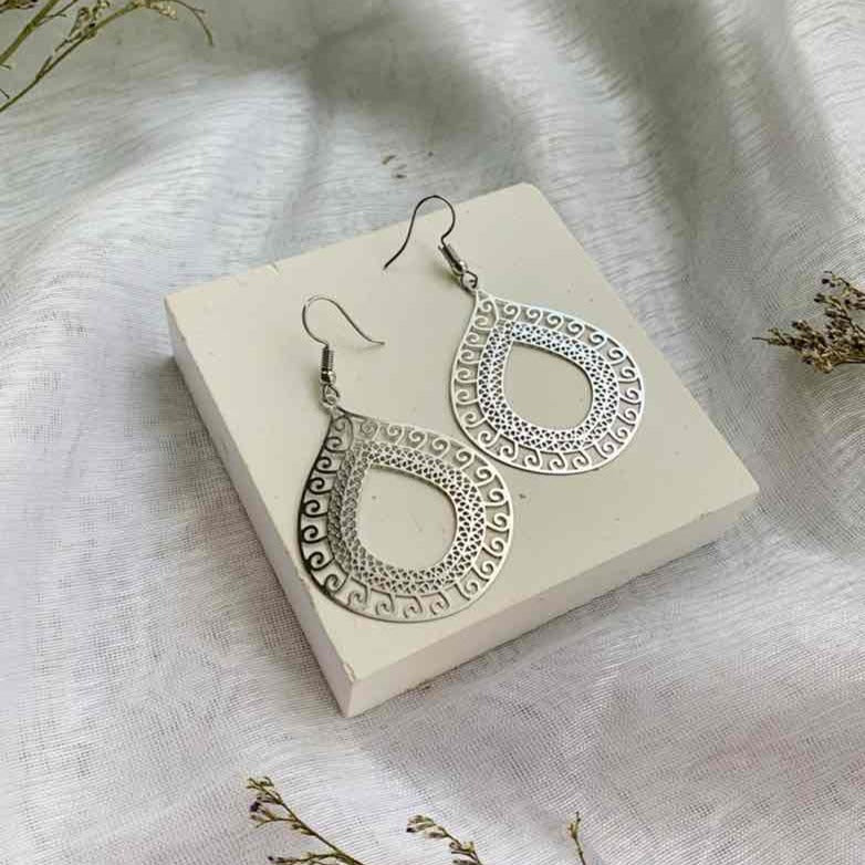 Boucles goutte ajourée motif oriental – acier doré ou argenté