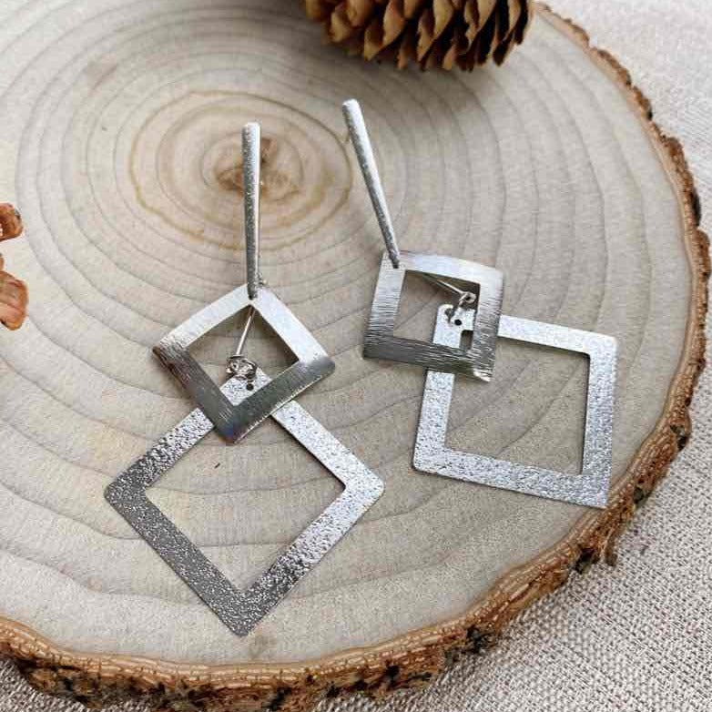 Boucles pendantes géométriques – tige fine & acier doré ou argenté