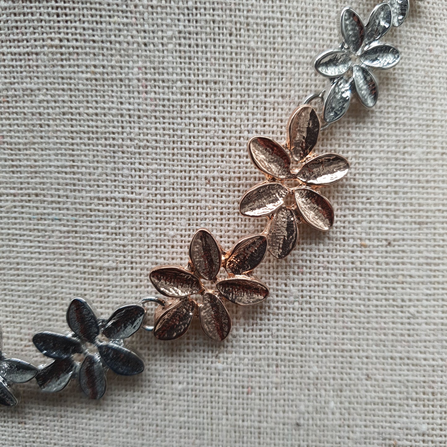 Collier fleurs métal doré et argenté sur chaîne ajustable