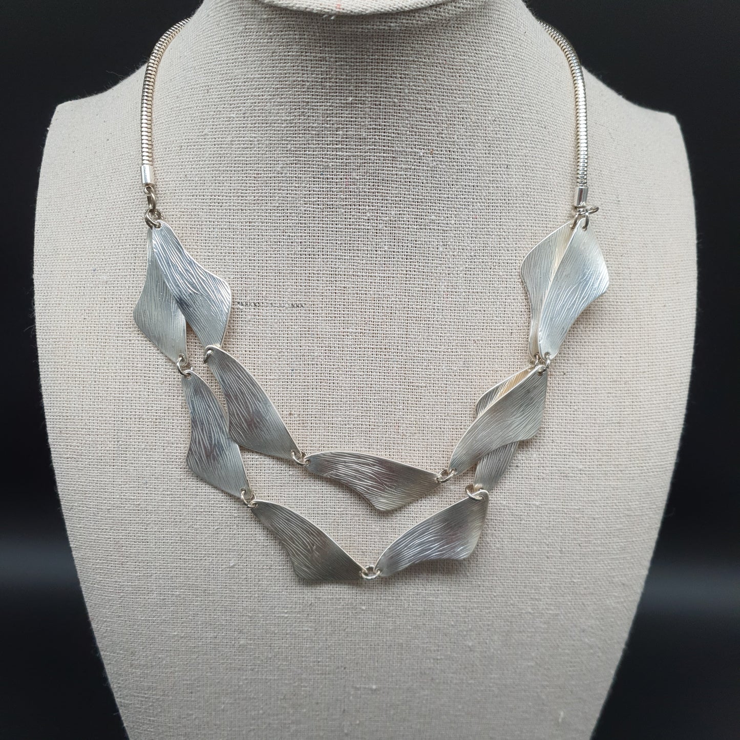 Collier double rang maille serpent pièces courbées métal argent brosséé