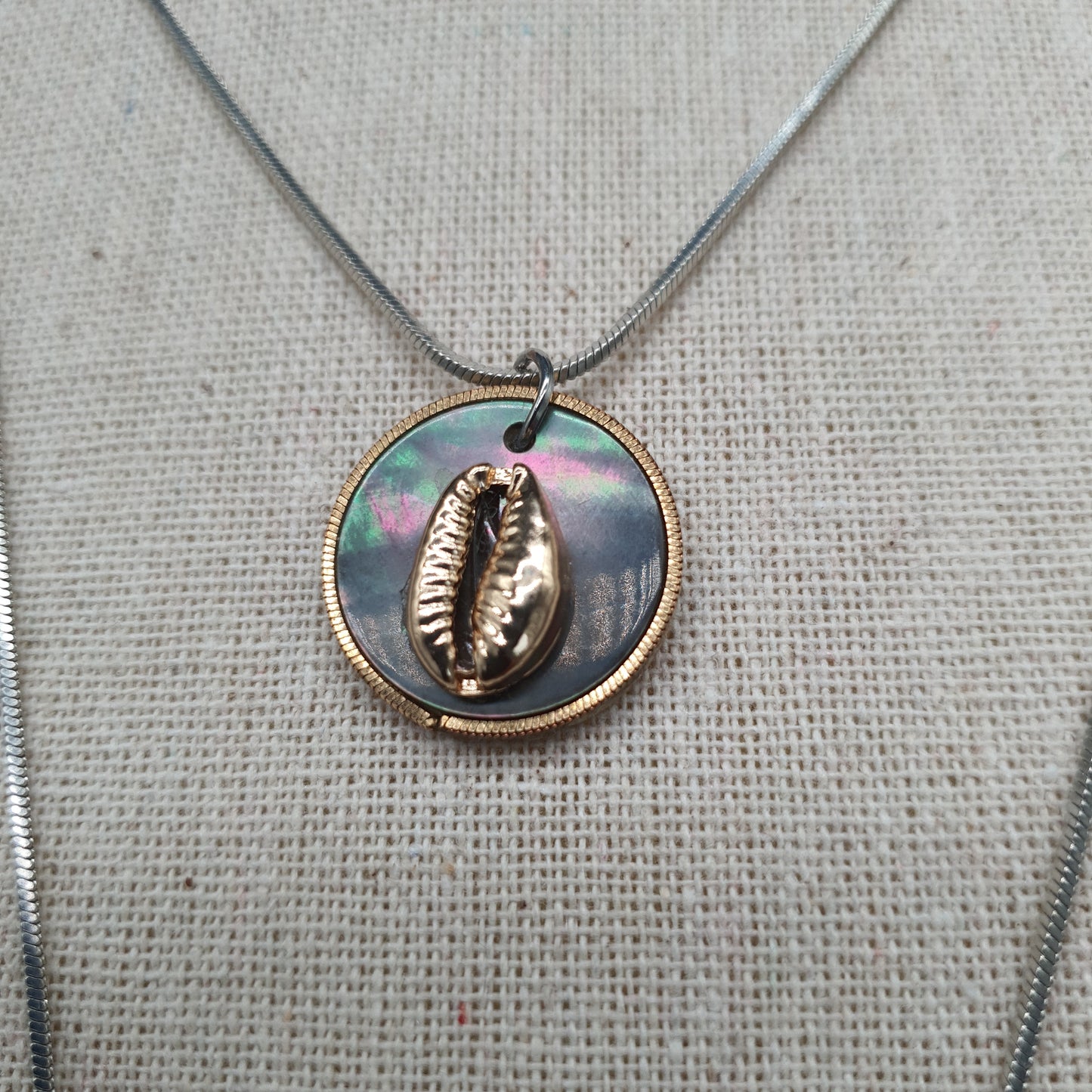 Collier sautoir double chaîne maille serpent argenté – pendentif rond nacré coquillage