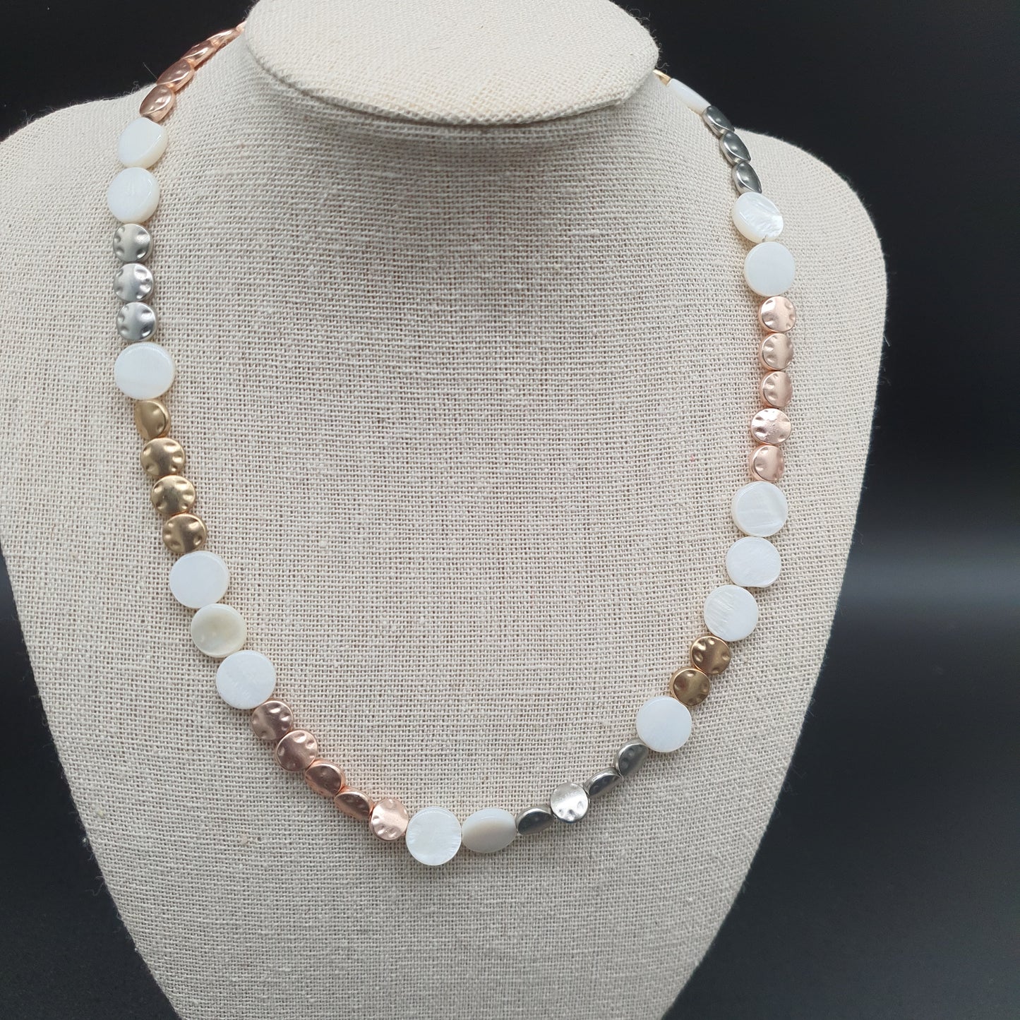 Collier nacré médaillons effet marbre argent et doré – boutons nacre