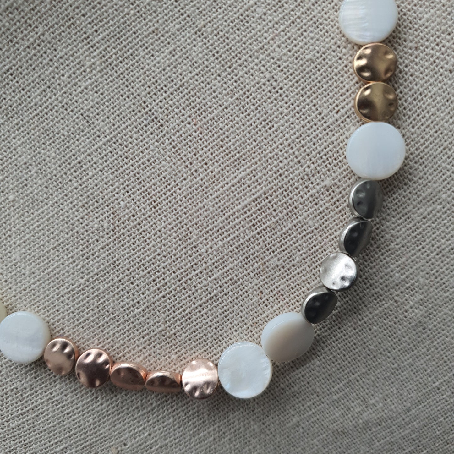Collier nacré médaillons effet marbre argent et doré – boutons nacre