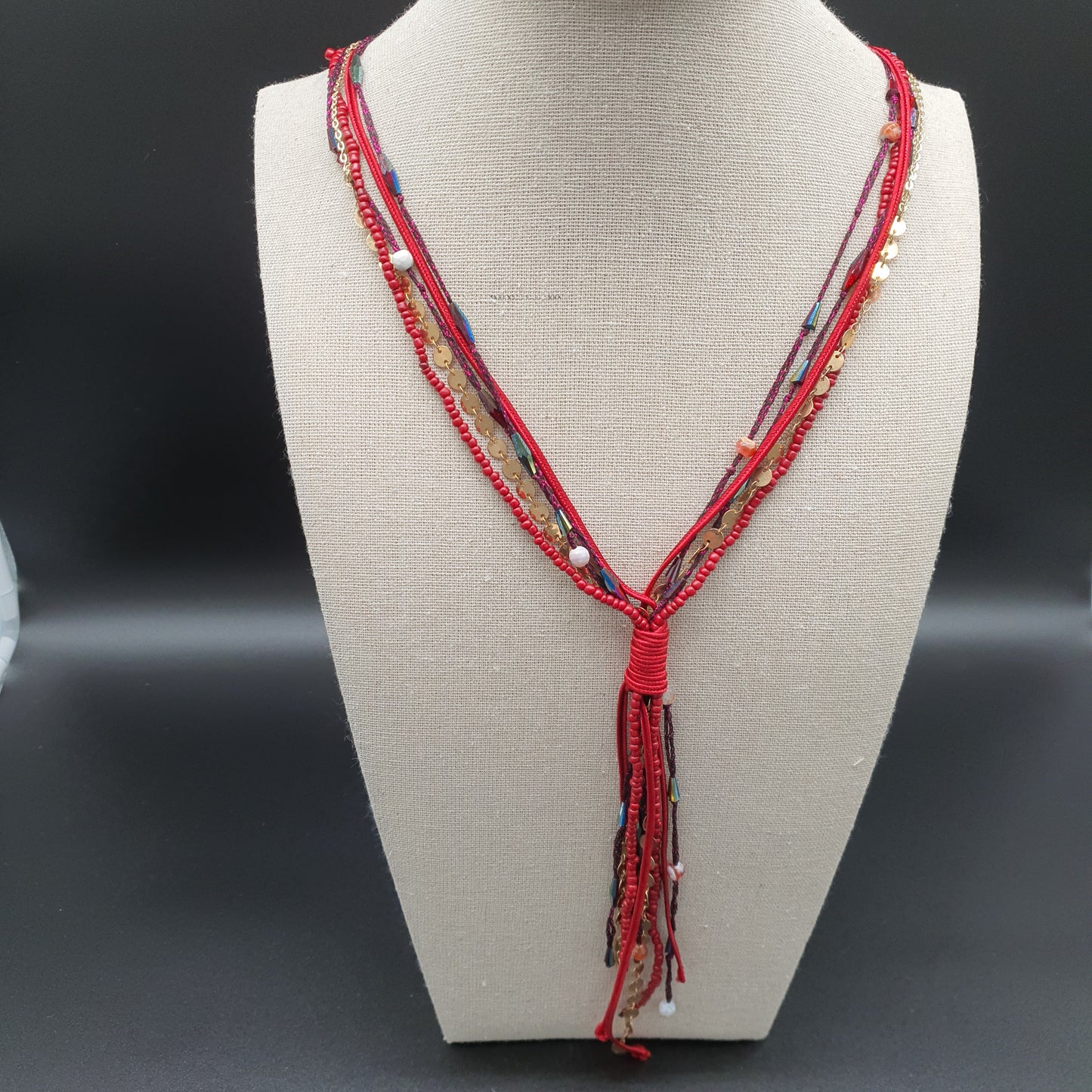 Collier sautoir rouge multi-brins – Fils métallisés et perles cristal
