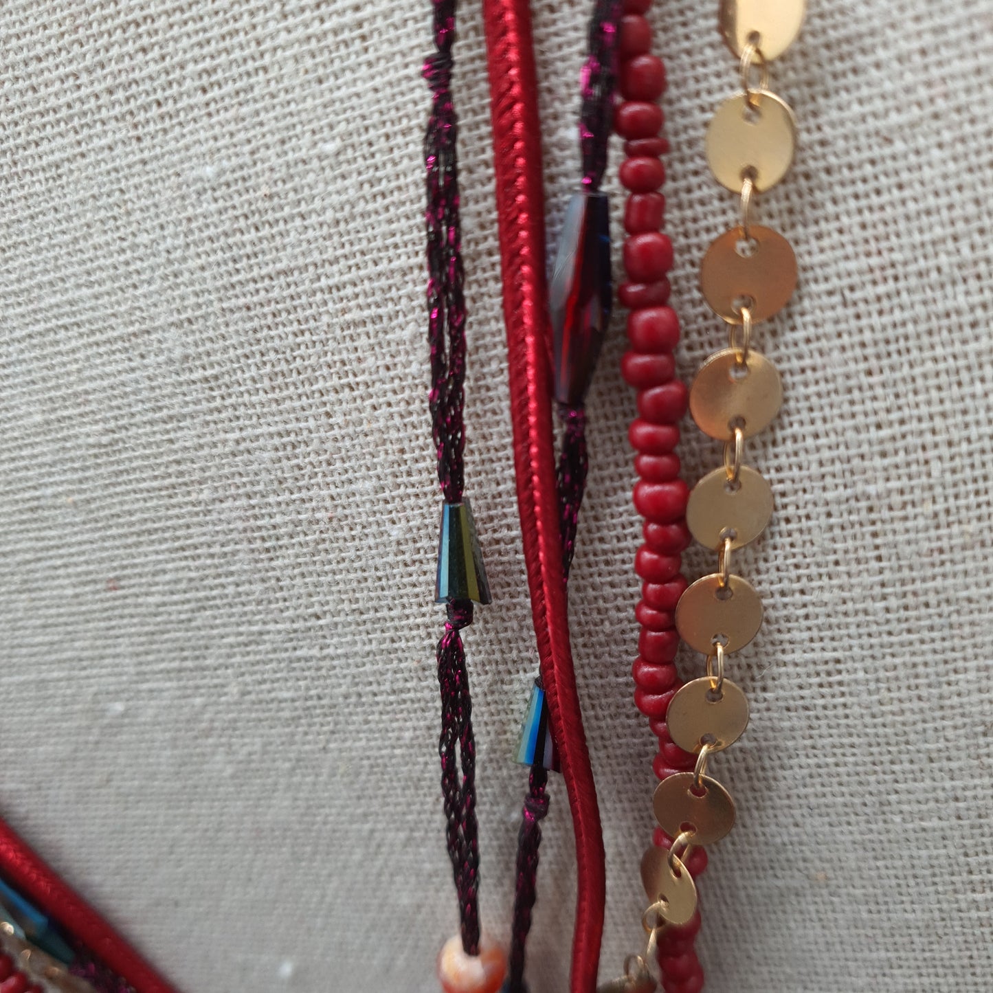 Collier sautoir rouge multi-brins – Fils métallisés et perles cristal