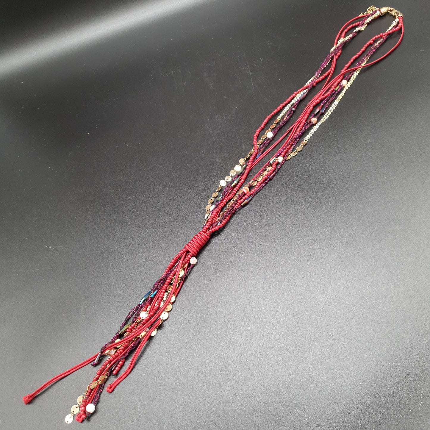 Collier sautoir rouge multi-brins – Fils métallisés et perles cristal