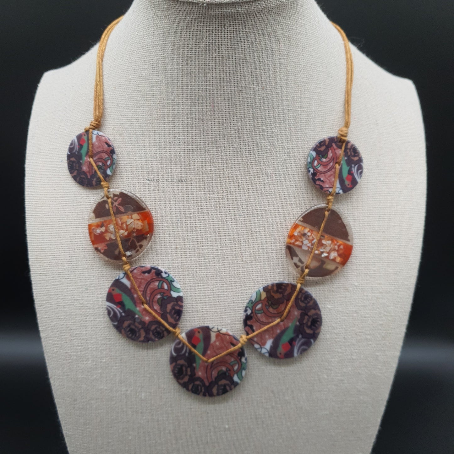 Collier disques en résine colorée sur cordons coton ciré – Ajustable