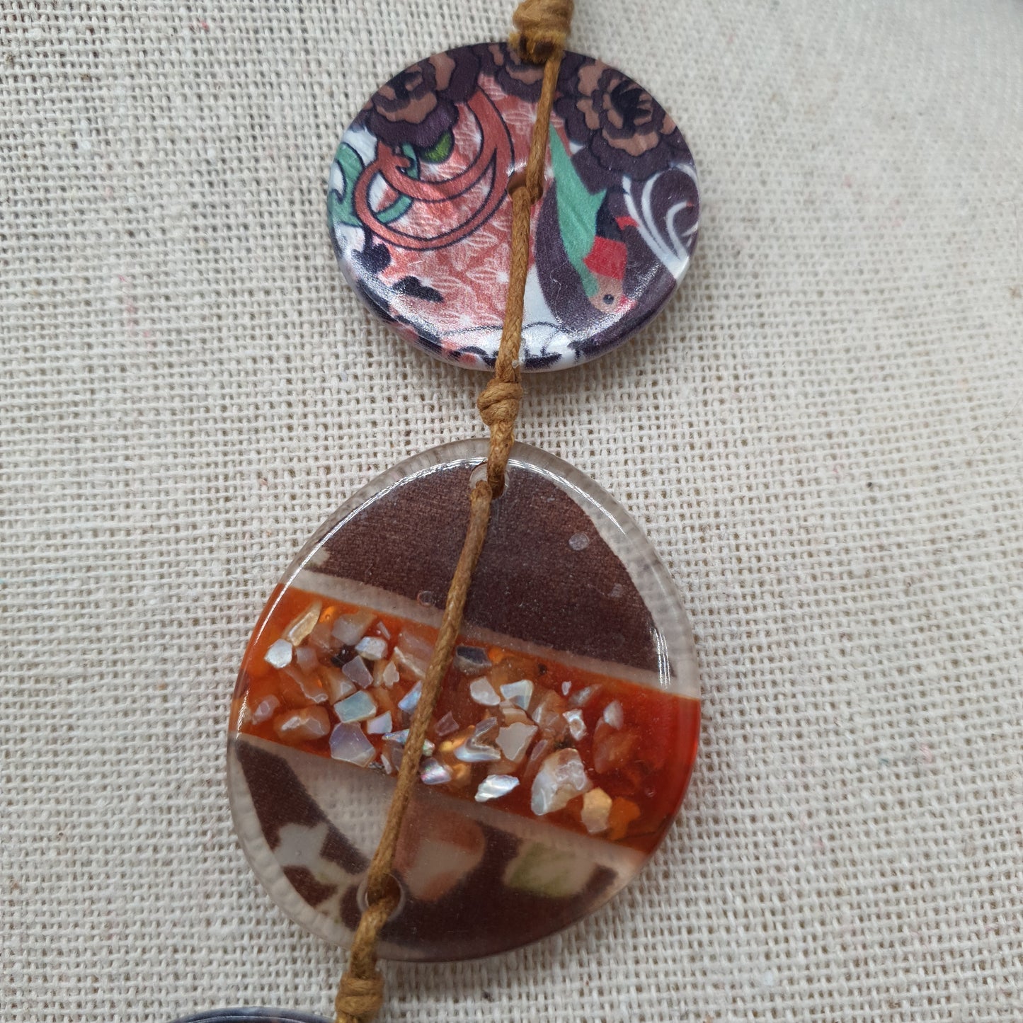 Collier disques en résine colorée sur cordons coton ciré – Ajustable