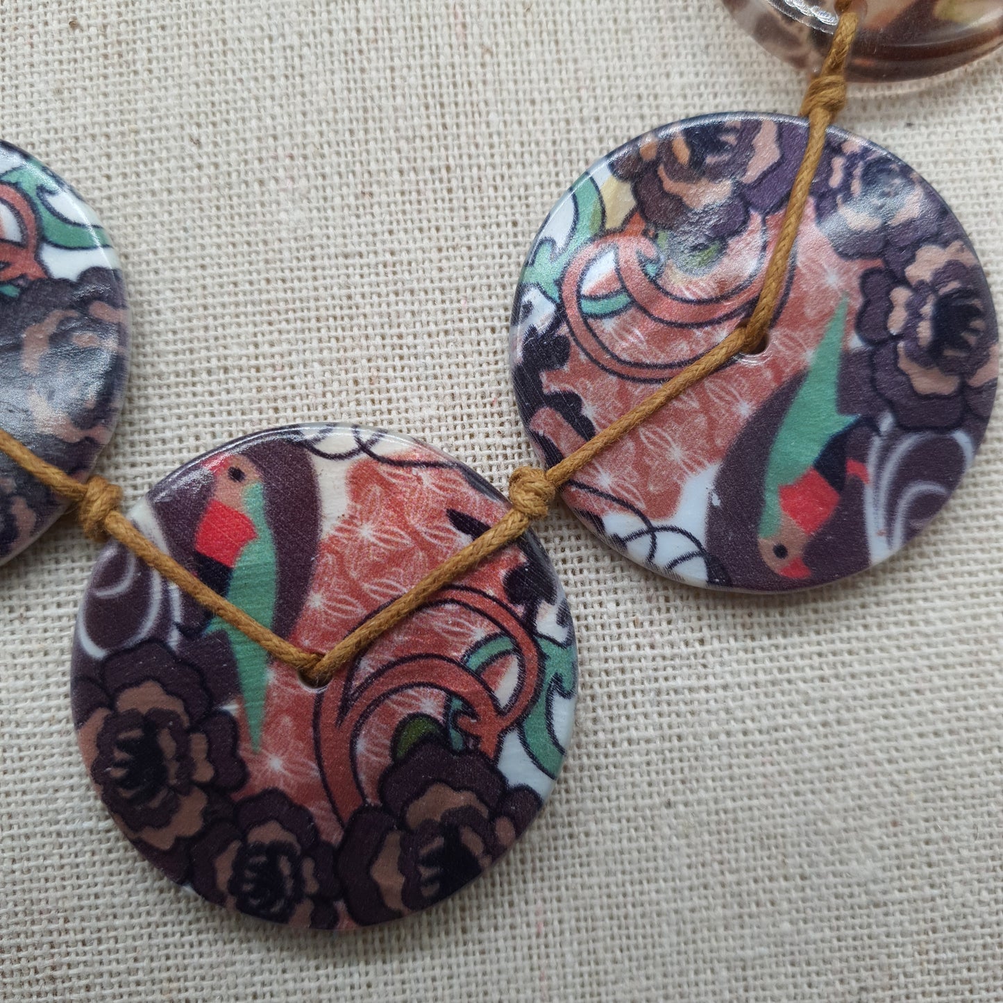 Collier disques en résine colorée sur cordons coton ciré – Ajustable