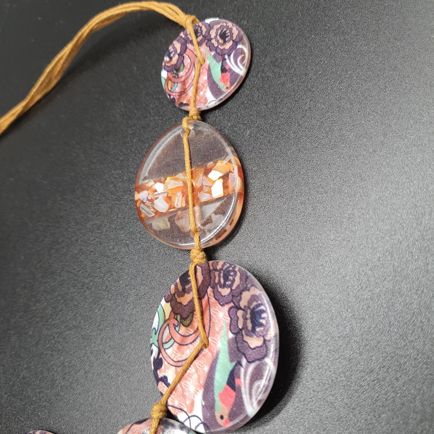 Collier disques en résine colorée sur cordons coton ciré – Ajustable
