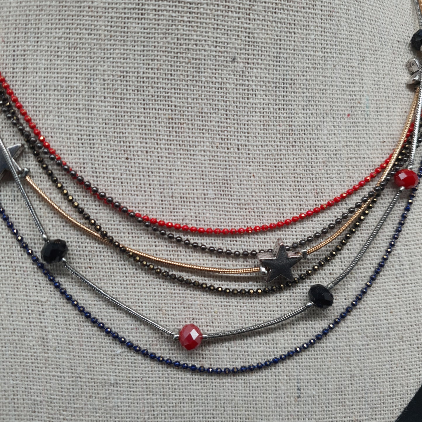Collier multi-rangs acier argenté étoile– Chaînettes fines & perles colorées