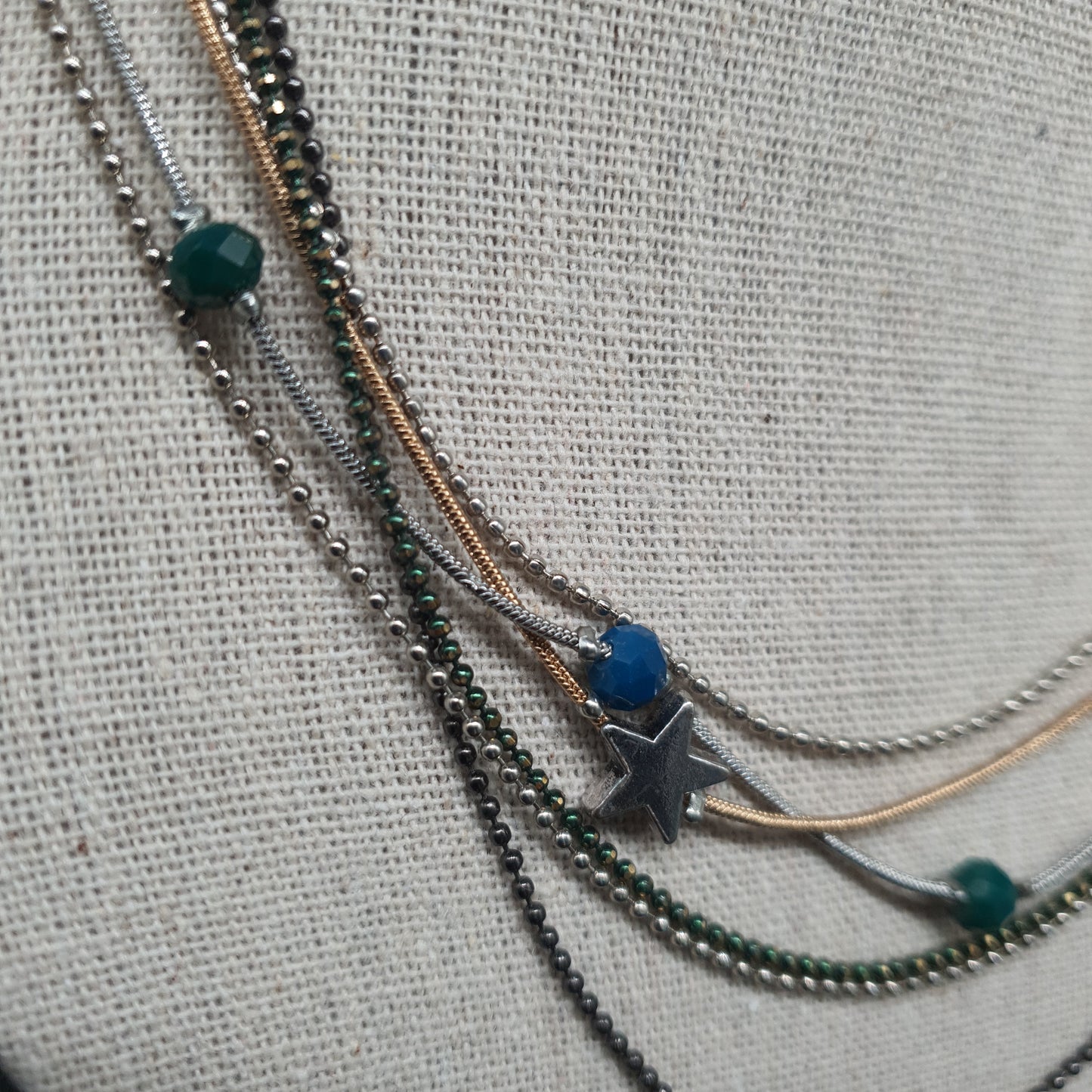 Collier multi-rangs acier argenté étoile – Chaînettes fines & perles bleues