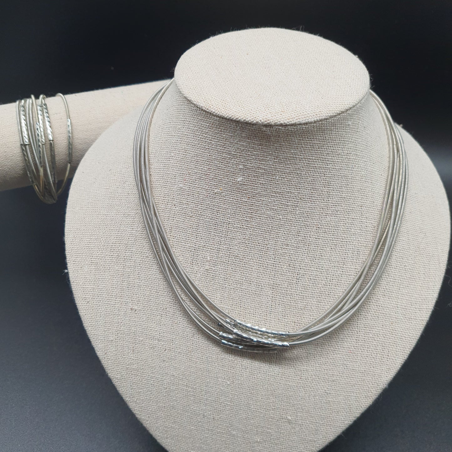 Collier aimanté multi-rangs métal martelé finition argentée