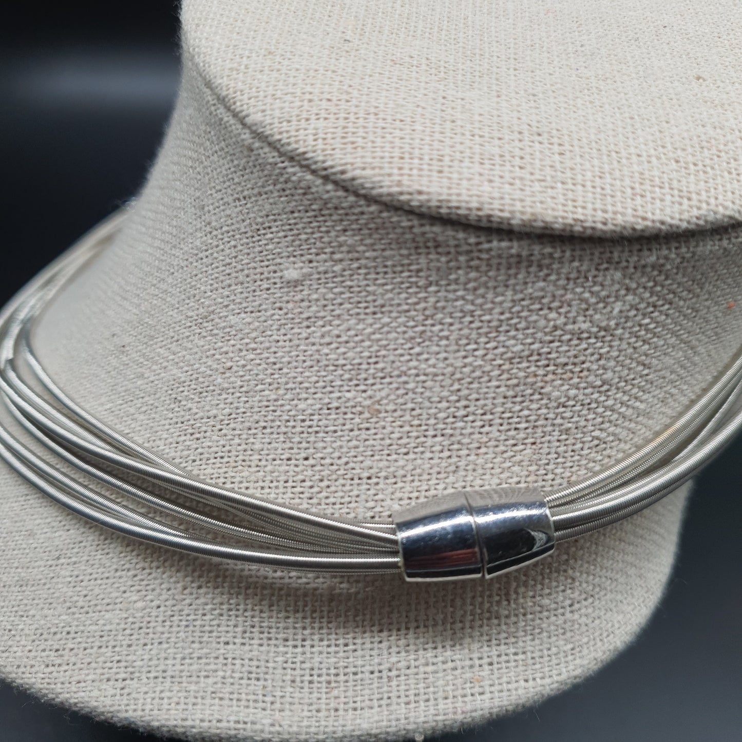 Collier aimanté multi-rangs métal martelé finition argentée