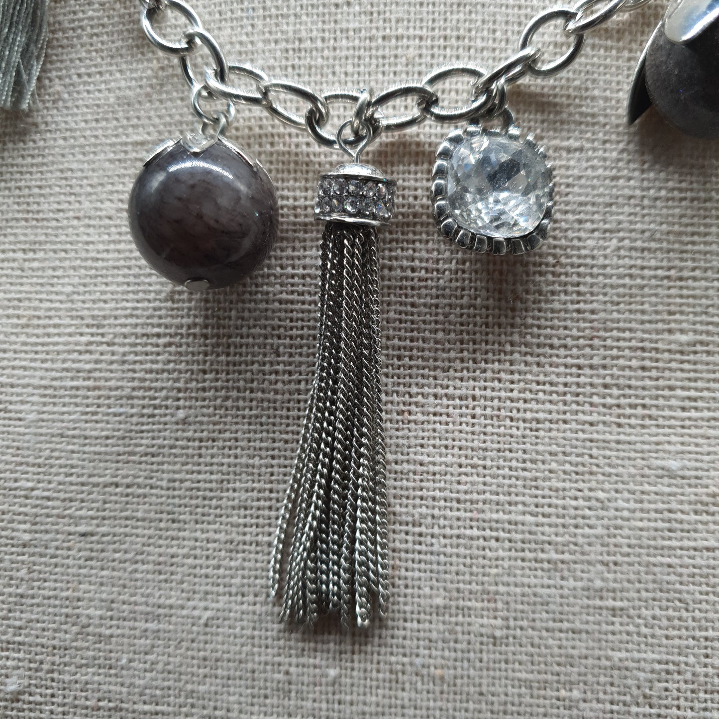 Collier acier inoxydable argenté – pendentif pompon et perles à facettes