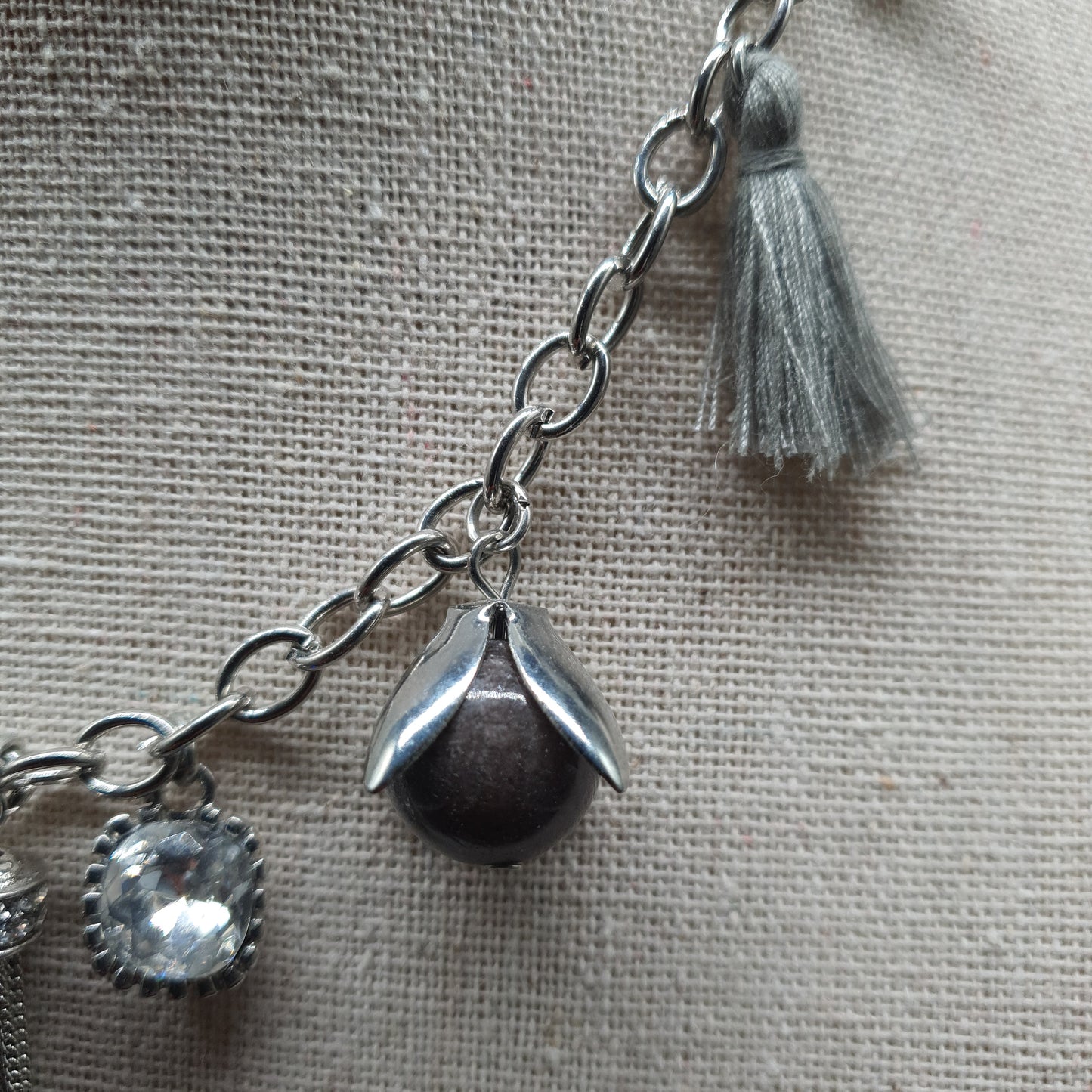 Collier acier inoxydable argenté – pendentif pompon et perles à facettes